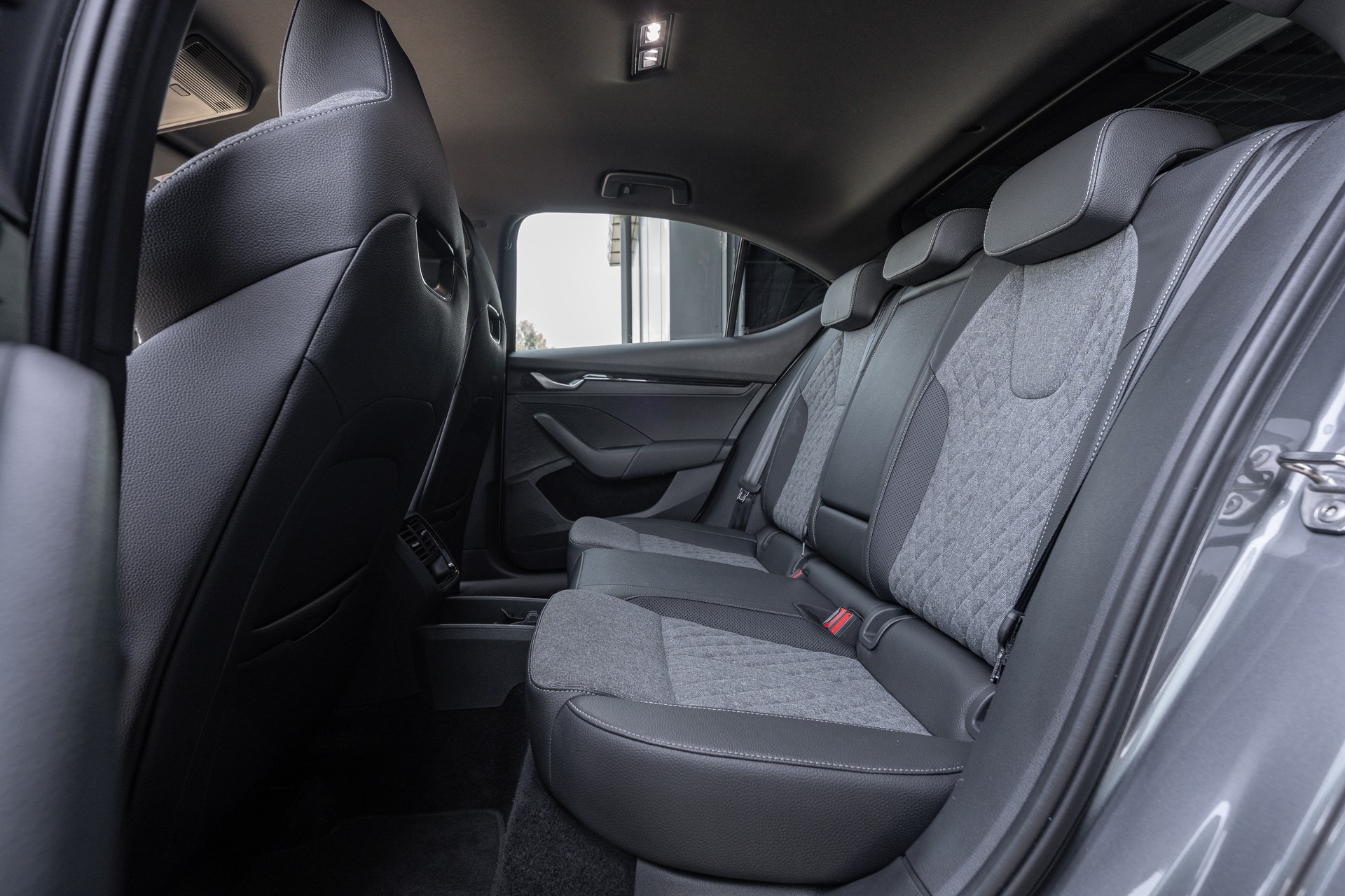 SKODA Octavia Limousine 1.5 TSI mHEV DSG SportLine-image-10