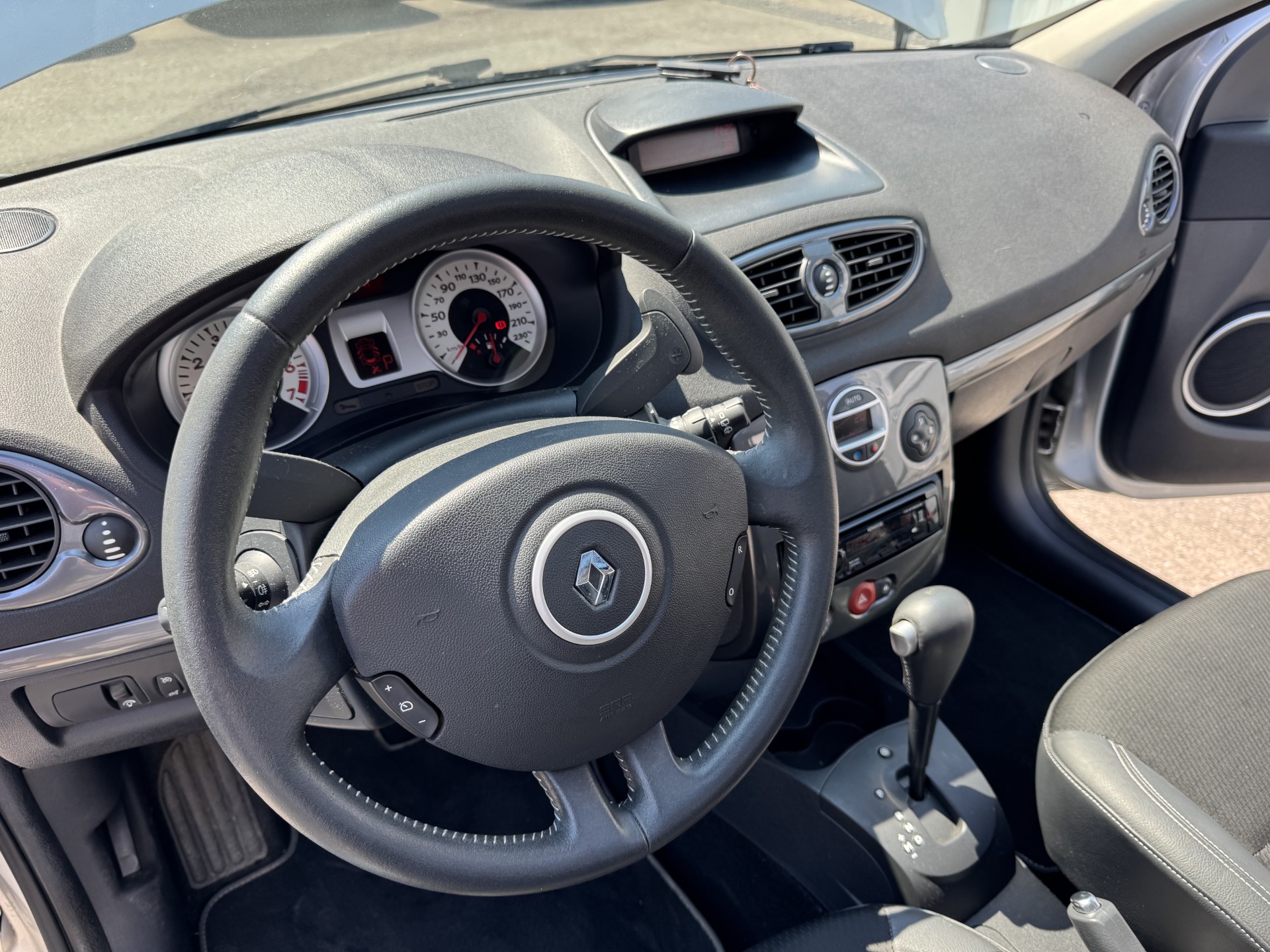 RENAULT Clio 1.6 16V Exception Automatique-image-8