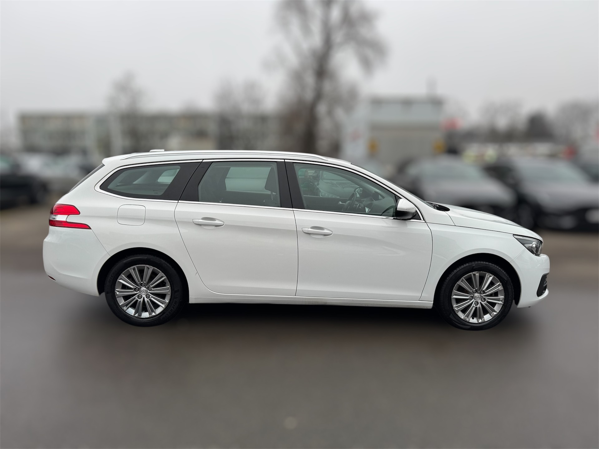 PEUGEOT 308 SW 1.5 BlueHDI Tech Edition EAT8-image-2