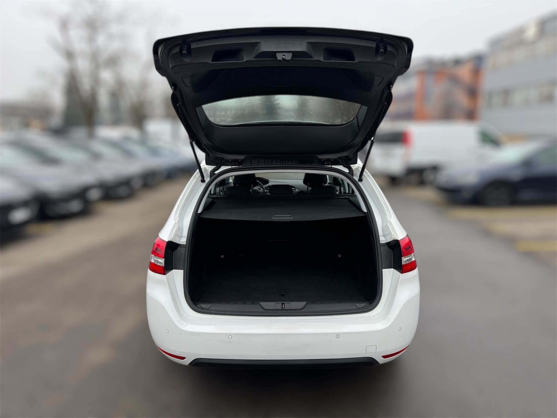 PEUGEOT 308 SW 1.5 BlueHDI Tech Edition EAT8-image-5
