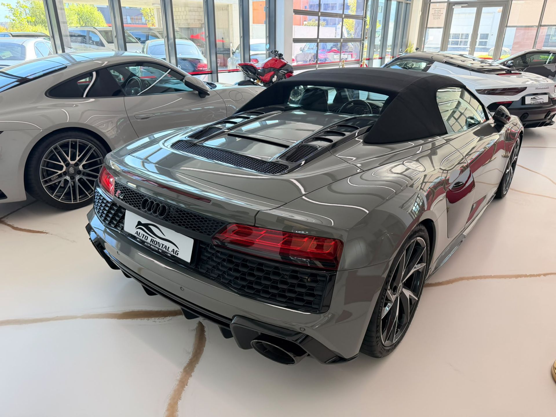 AUDI R8 Spyder S-Tronic-image-6