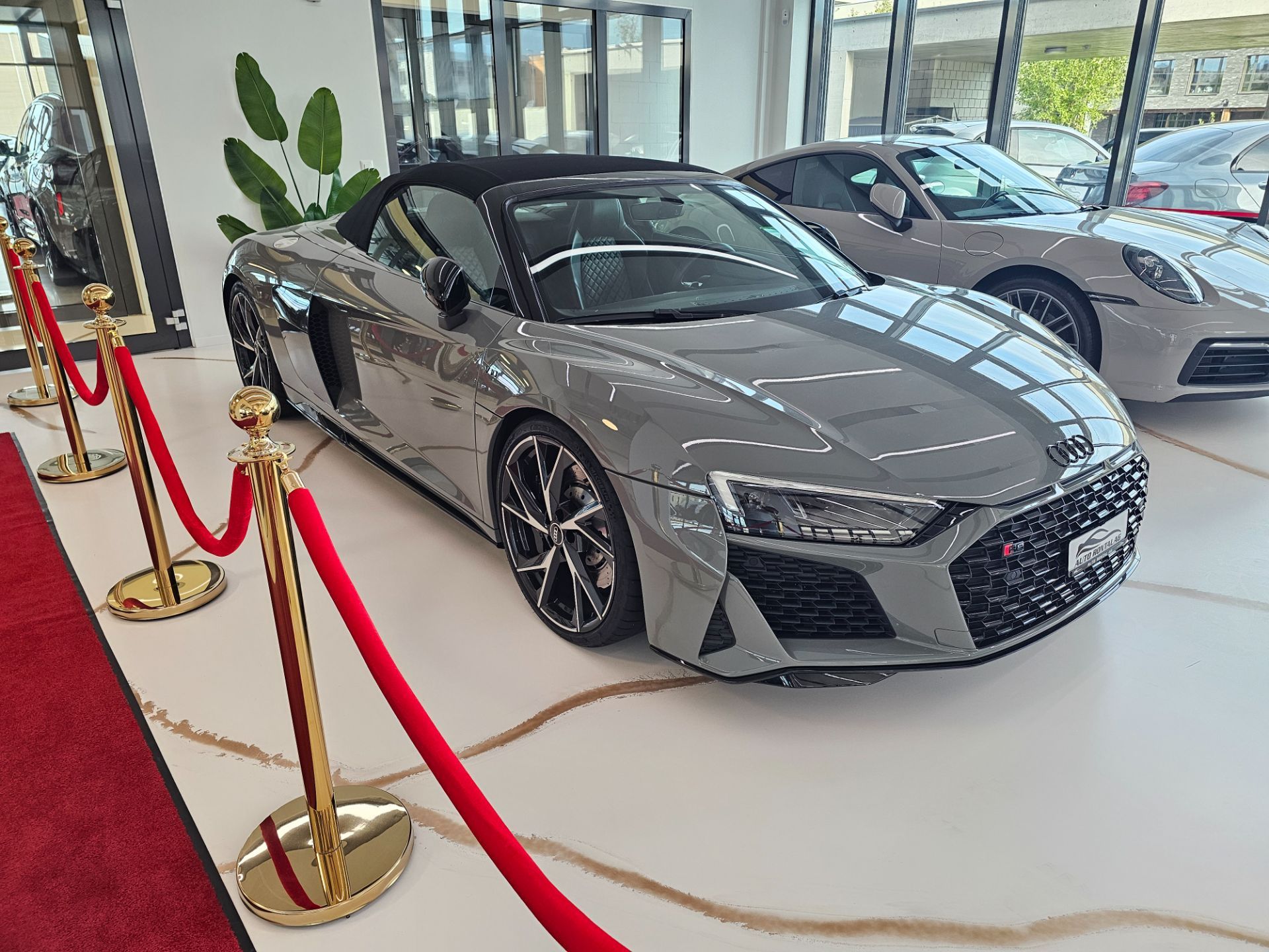 AUDI R8 Spyder S-Tronic-image-1