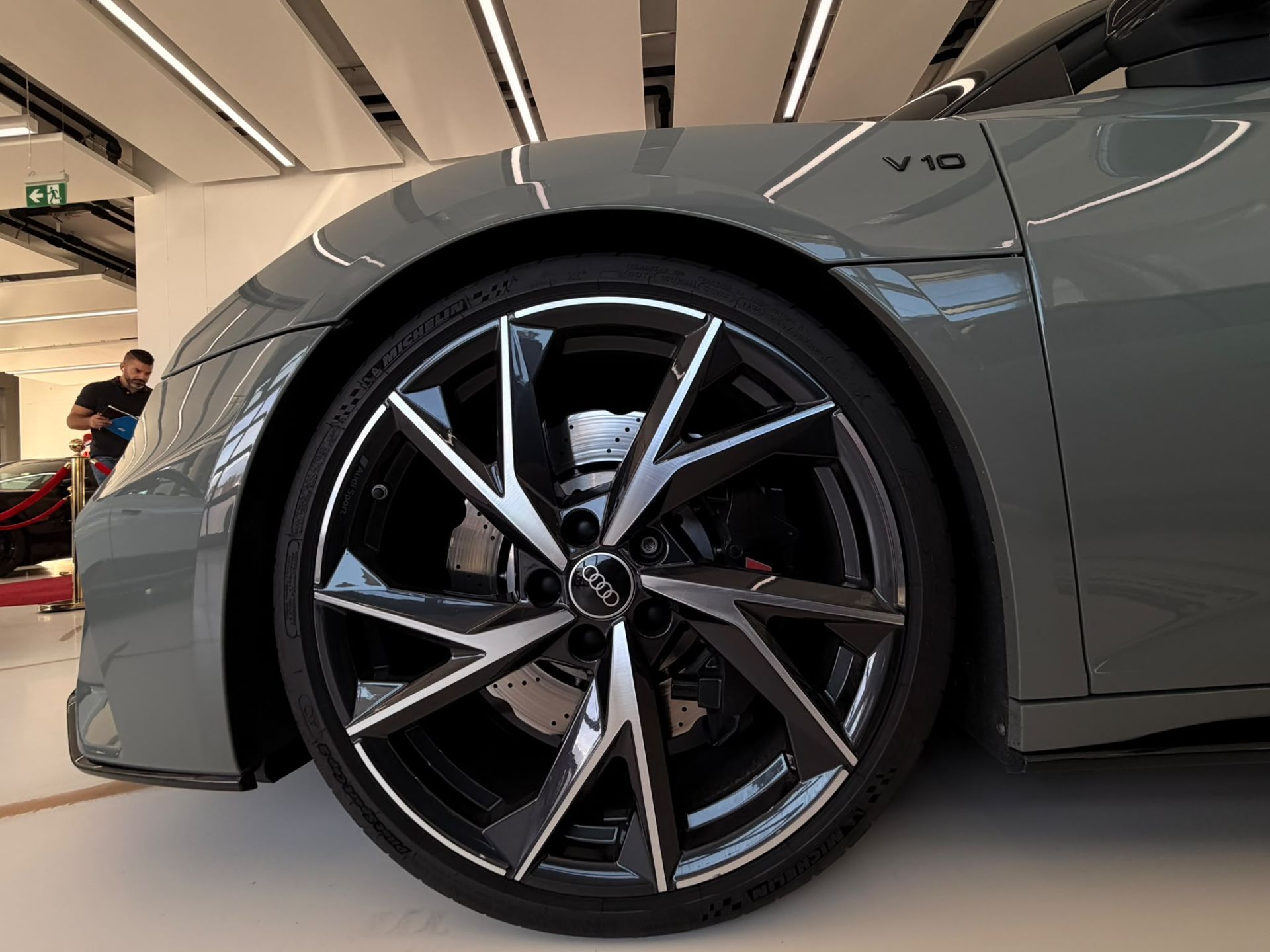 AUDI R8 Spyder S-Tronic-image-12