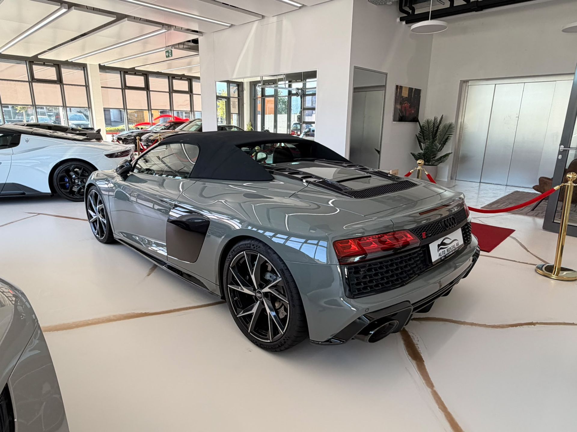 AUDI R8 Spyder S-Tronic-image-4