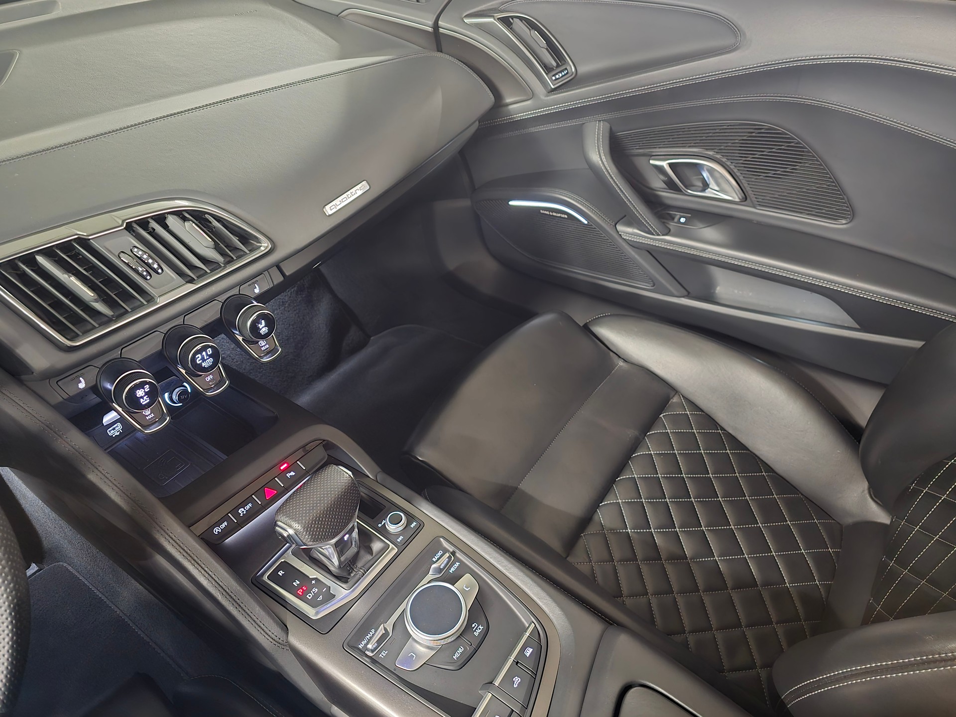 AUDI R8 Spyder S-Tronic-image-10