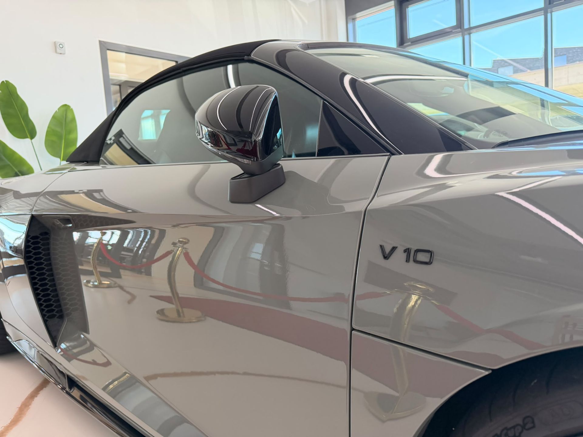 AUDI R8 Spyder S-Tronic-image-3