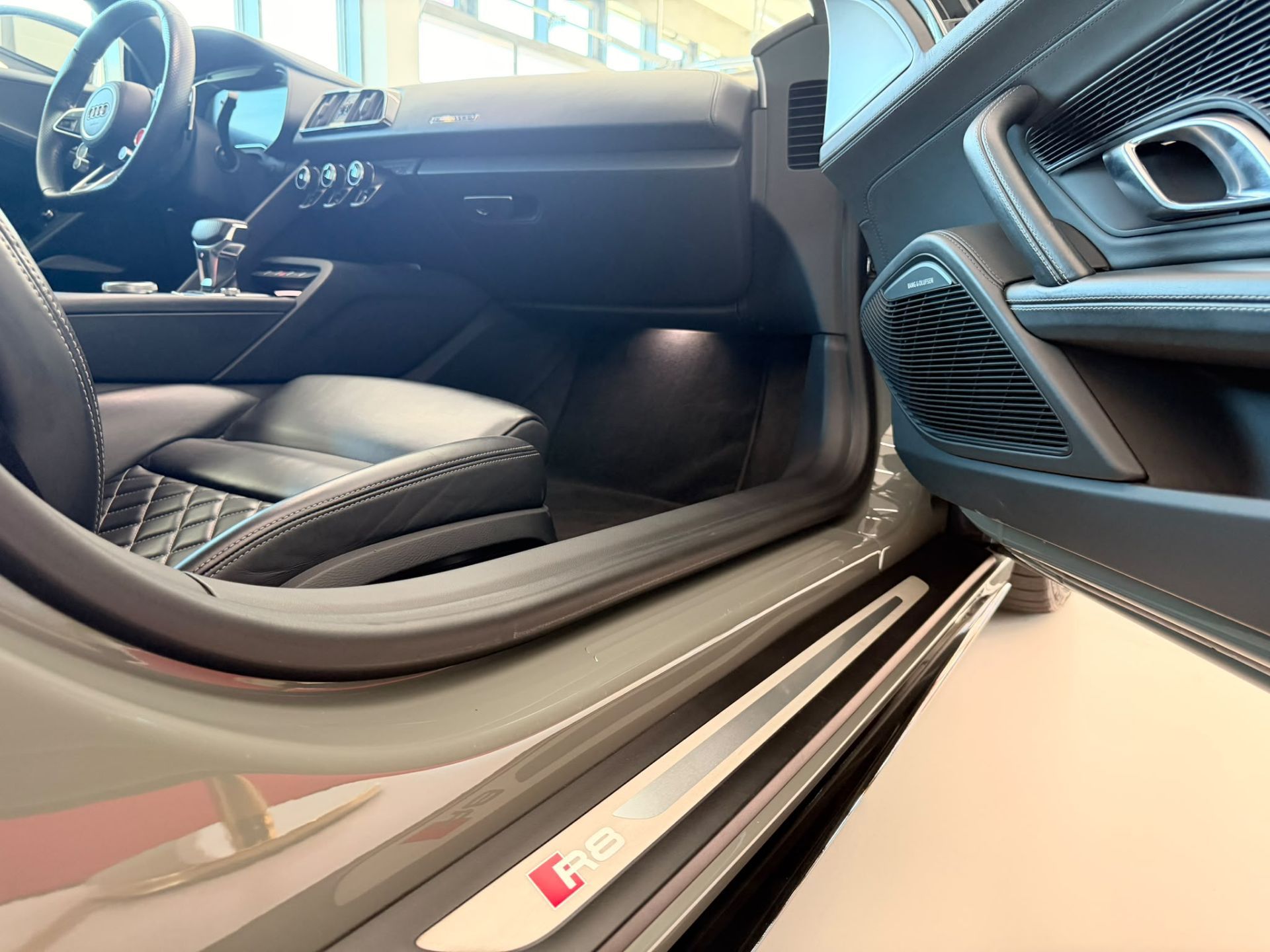 AUDI R8 Spyder S-Tronic-image-18