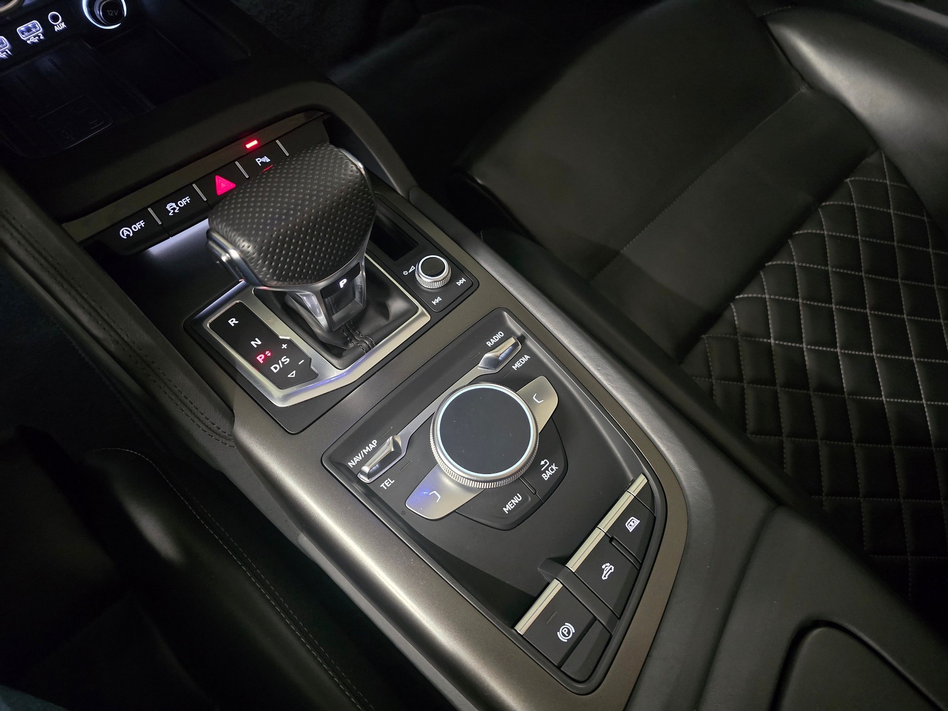 AUDI R8 Spyder S-Tronic-image-24