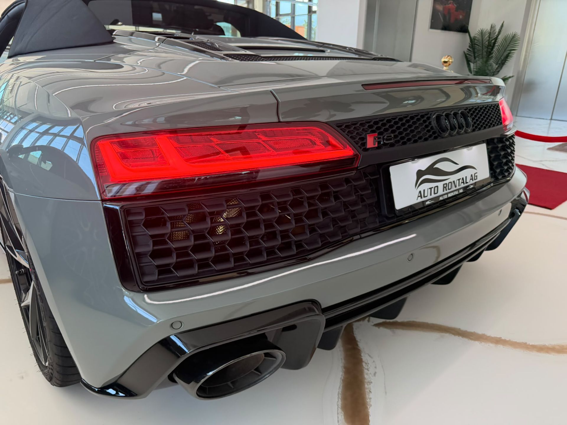AUDI R8 Spyder S-Tronic-image-14