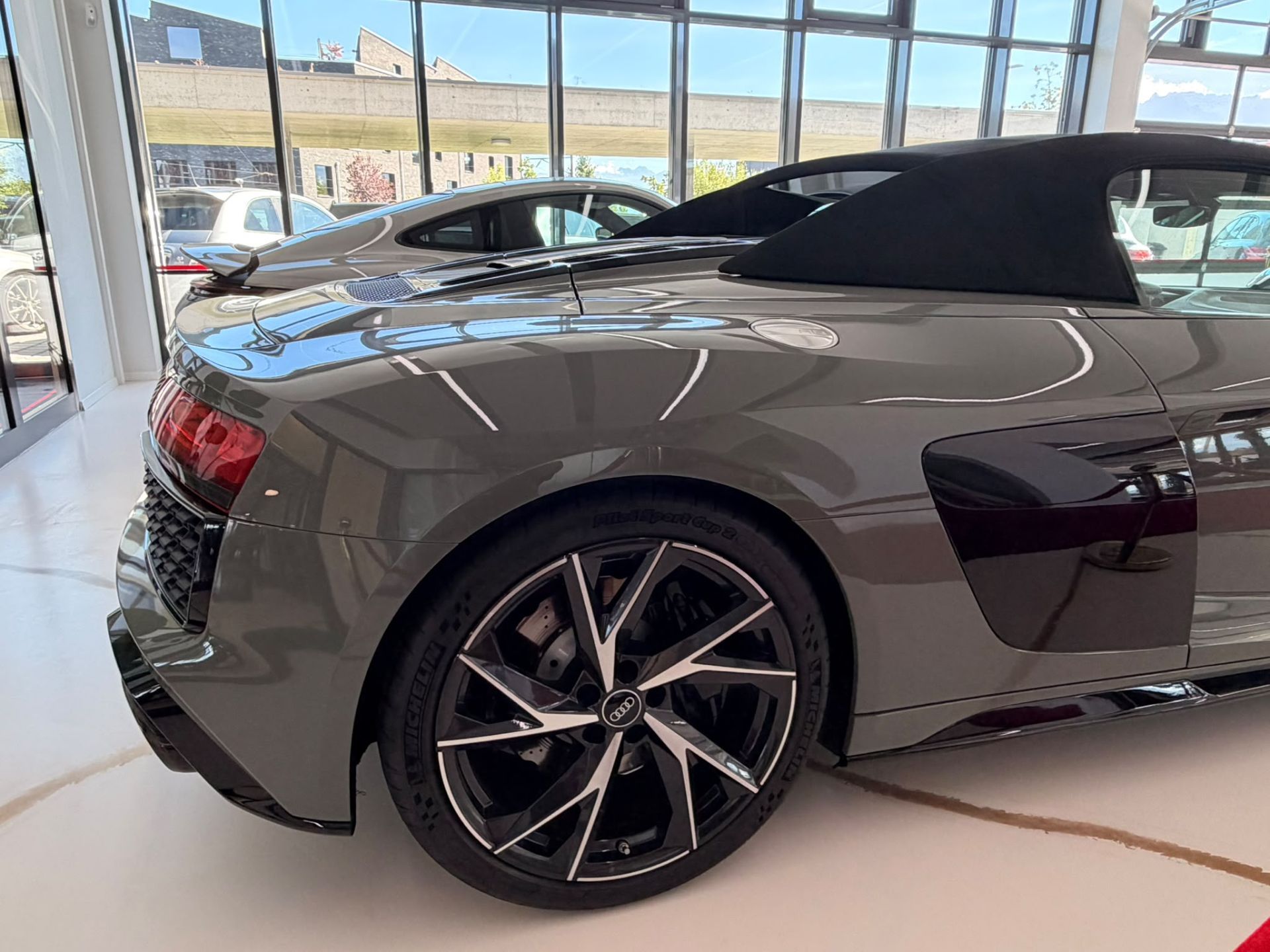AUDI R8 Spyder S-Tronic-image-5