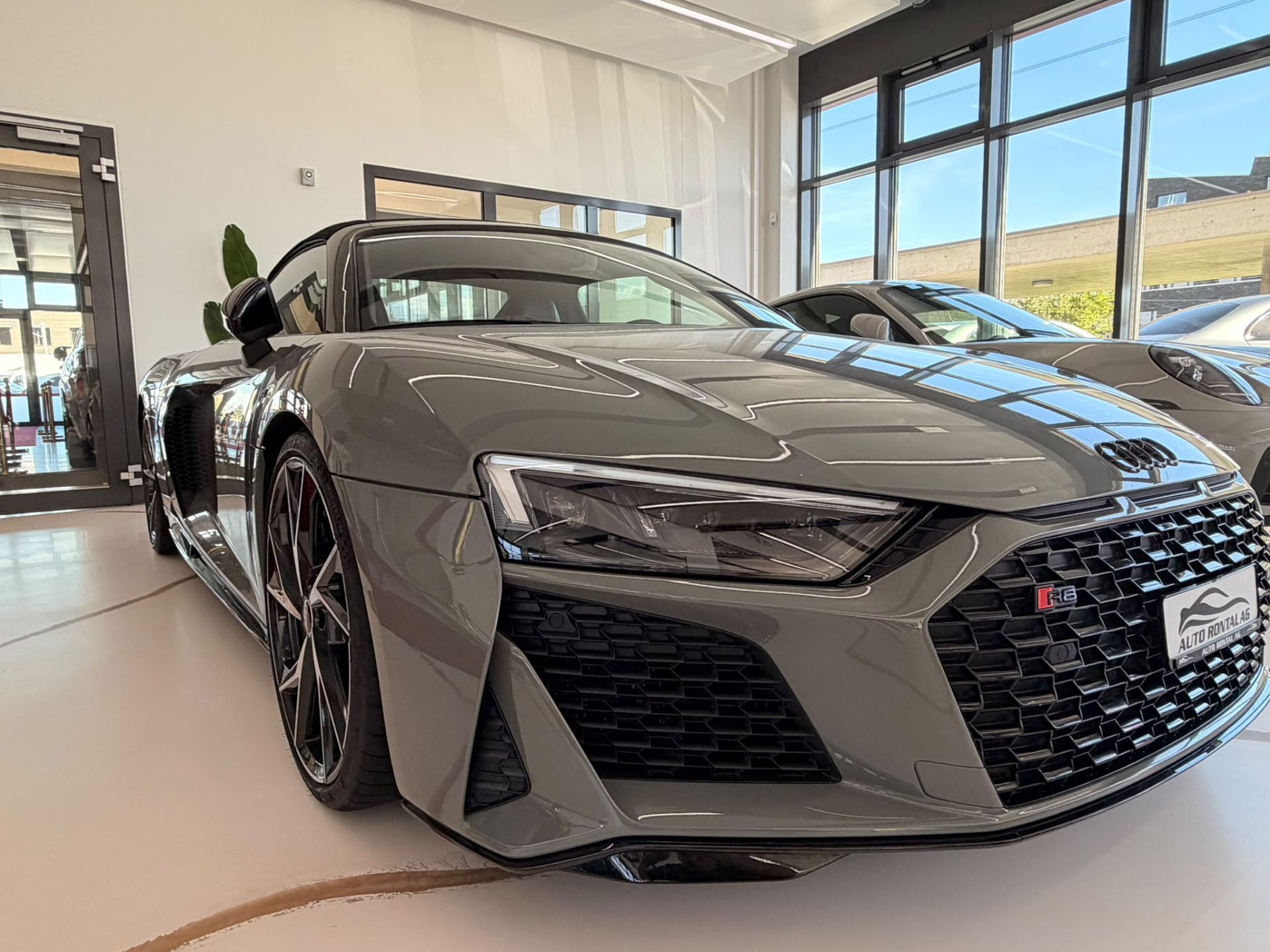 AUDI R8 Spyder S-Tronic-image-2