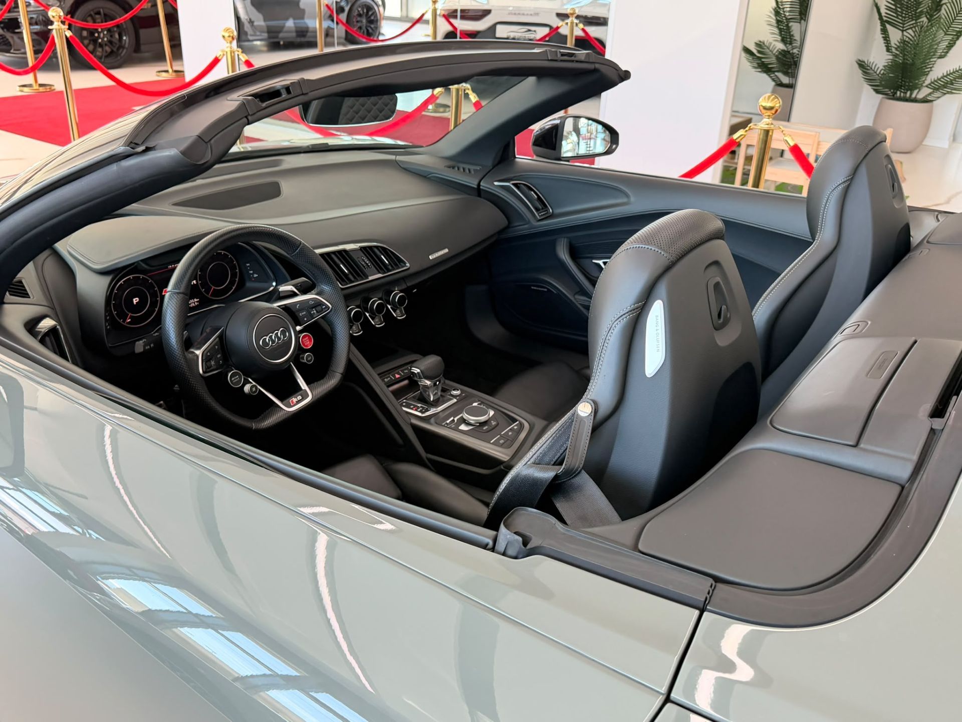 AUDI R8 Spyder S-Tronic-image-9