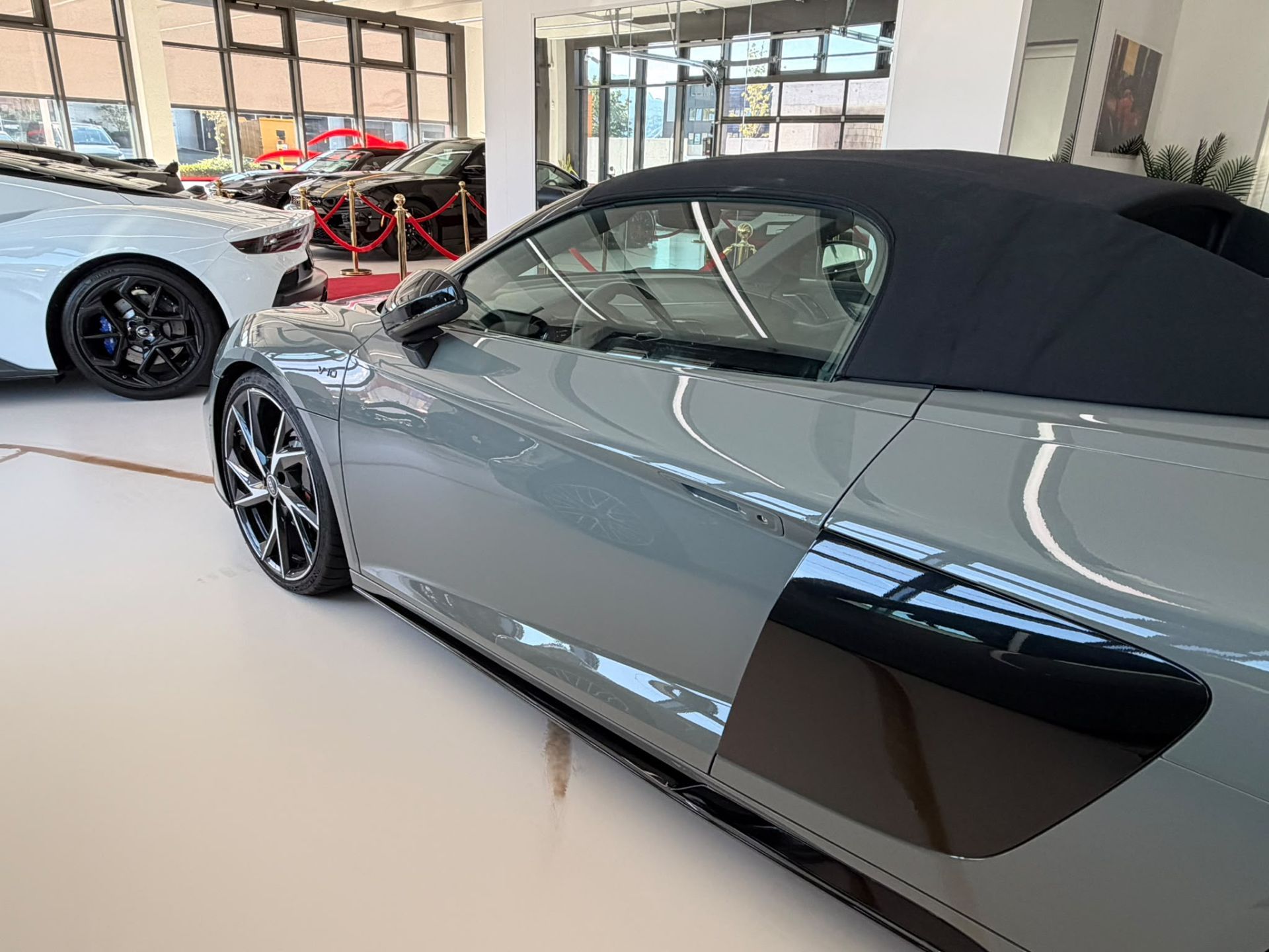 AUDI R8 Spyder S-Tronic-image-8