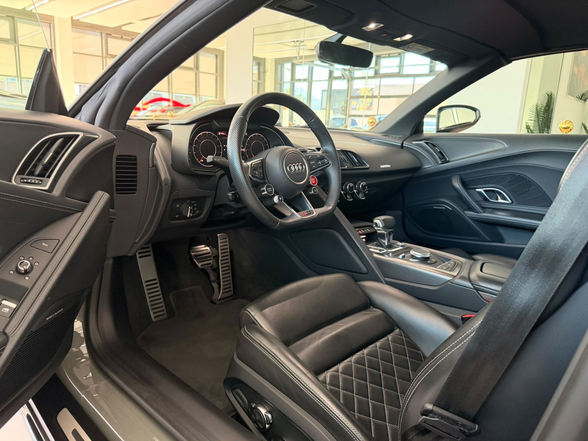 AUDI R8 Spyder S-Tronic-image-19