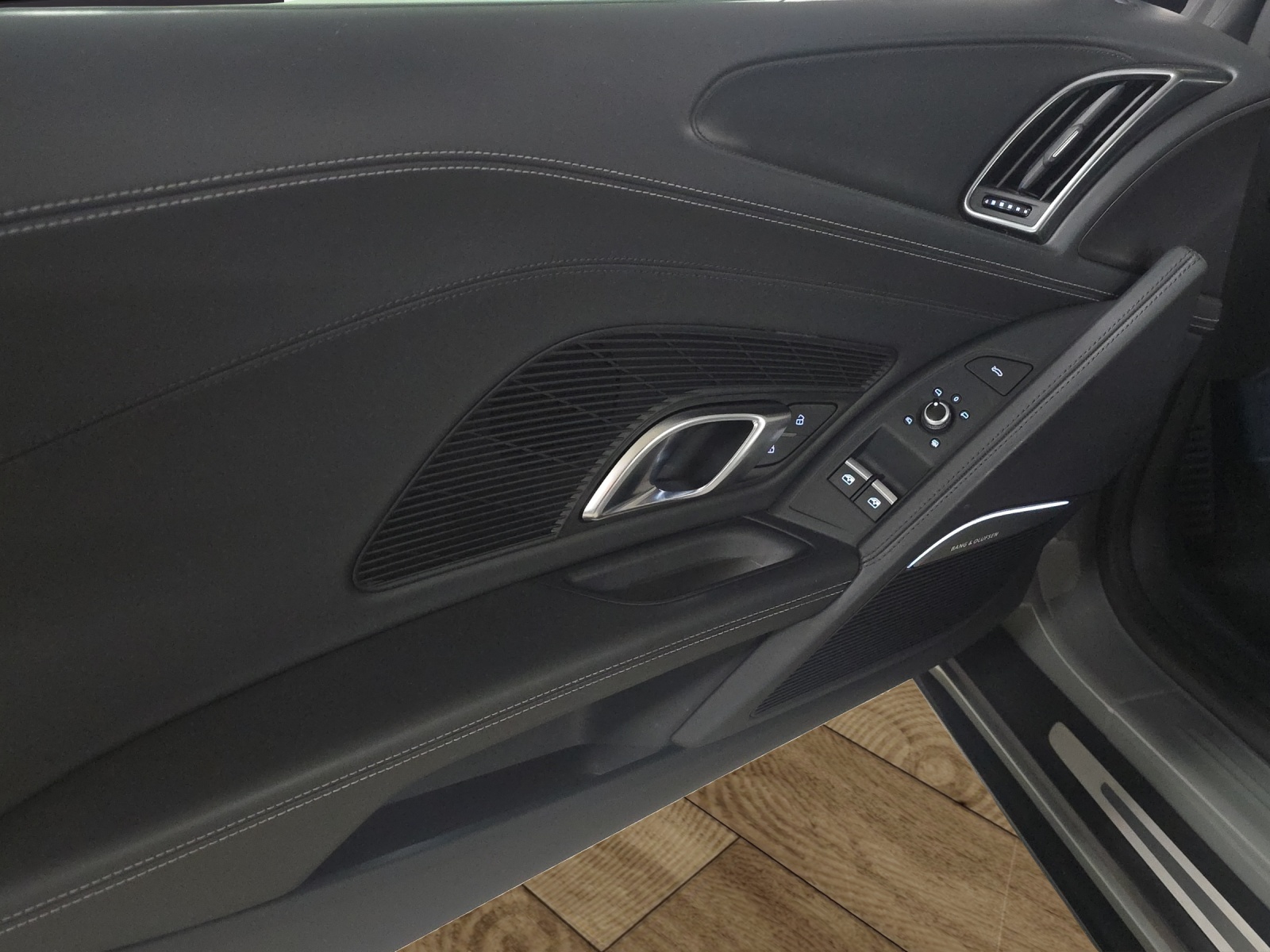 AUDI R8 Spyder S-Tronic-image-18