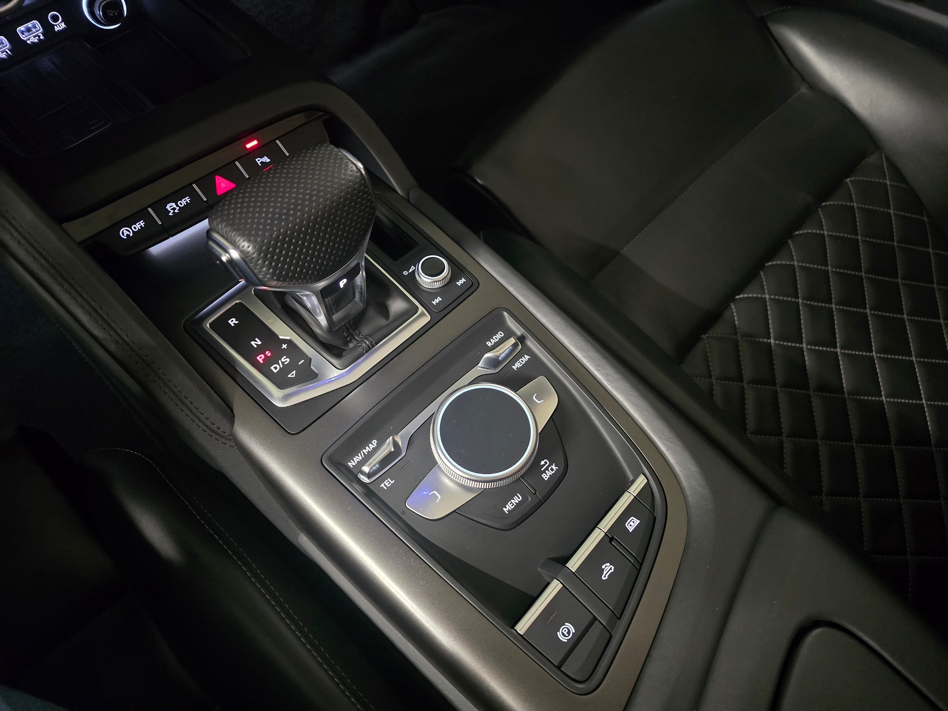AUDI R8 Spyder S-Tronic-image-17
