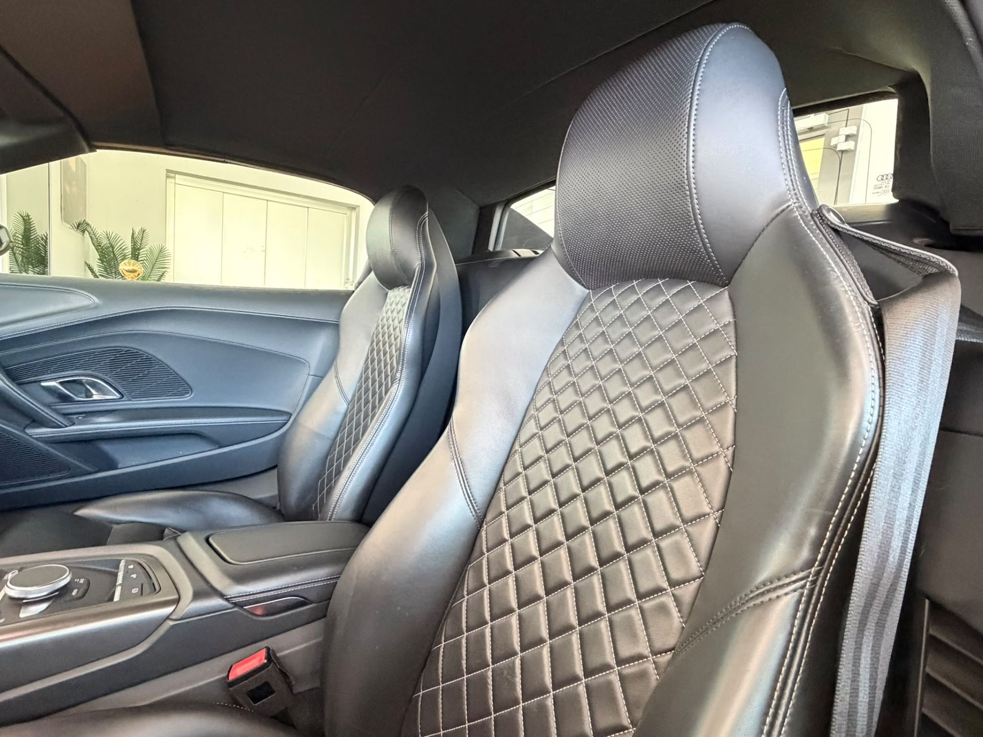 AUDI R8 Spyder S-Tronic-image-21