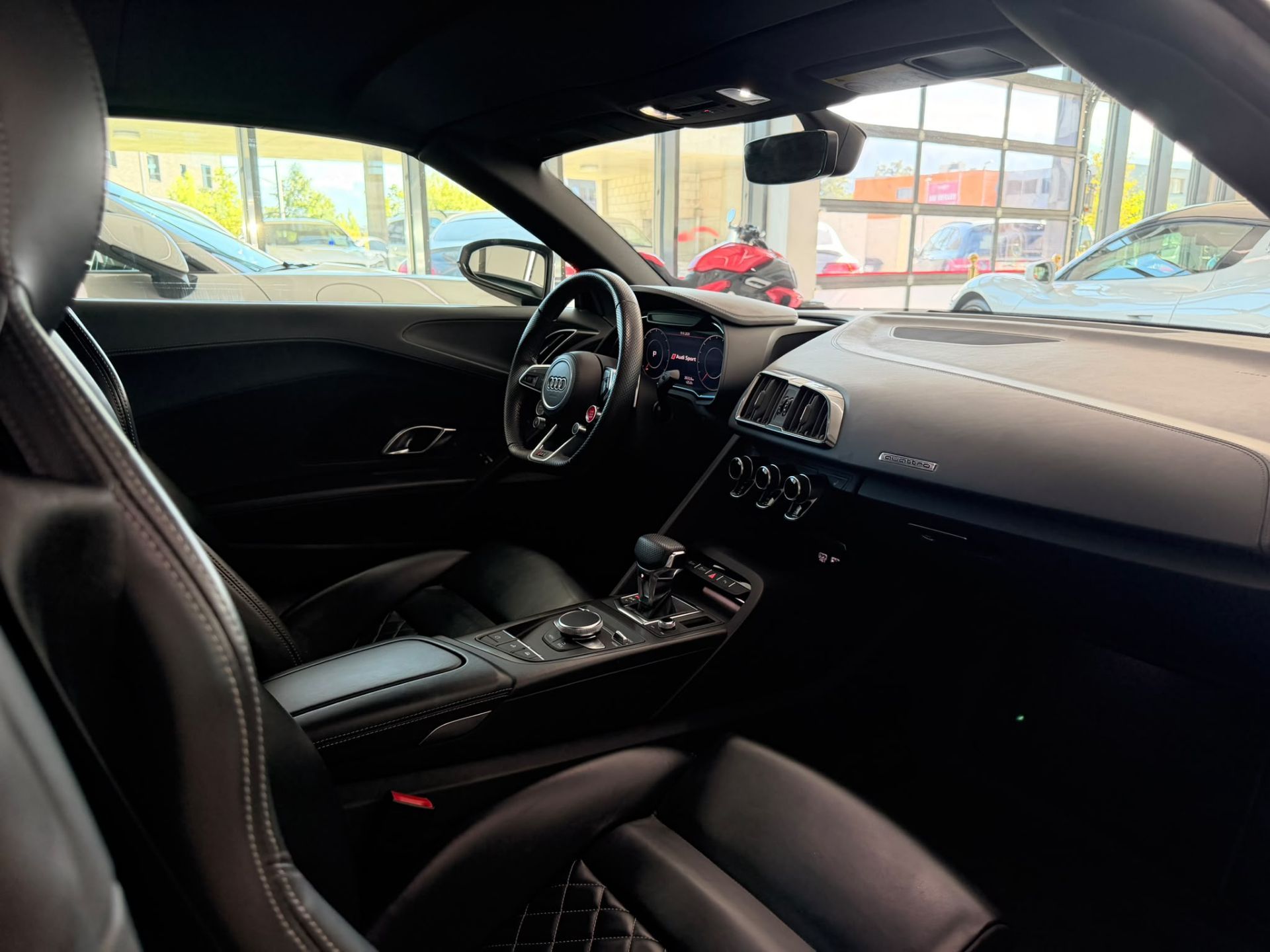 AUDI R8 Spyder S-Tronic-image-31