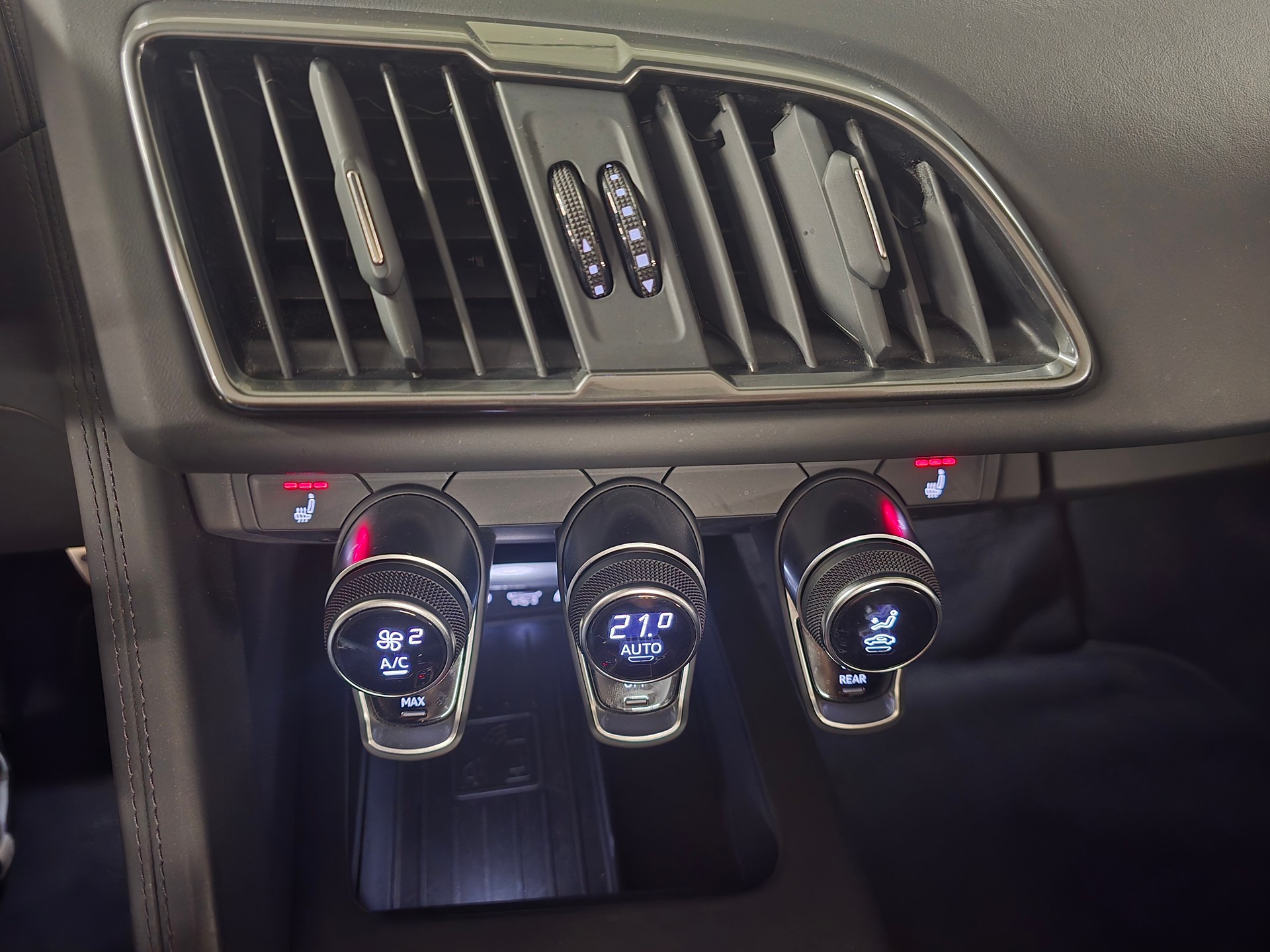AUDI R8 Spyder S-Tronic-image-15