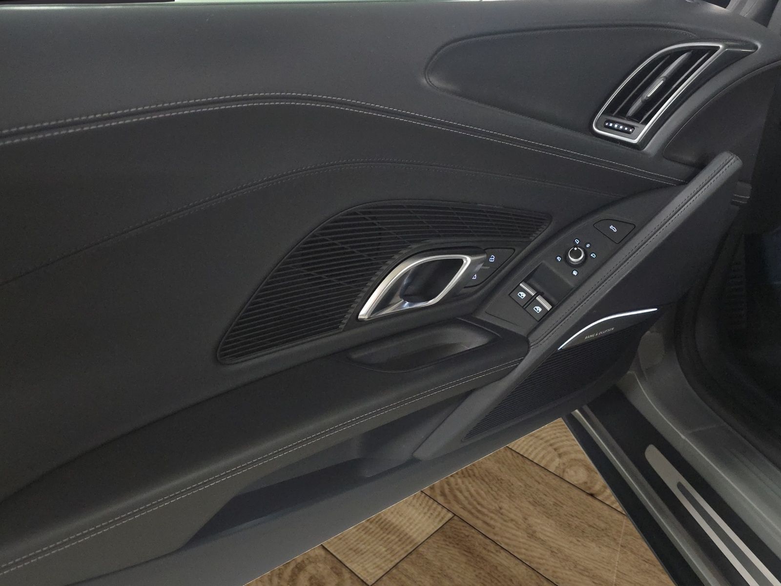 AUDI R8 Spyder S-Tronic-image-25