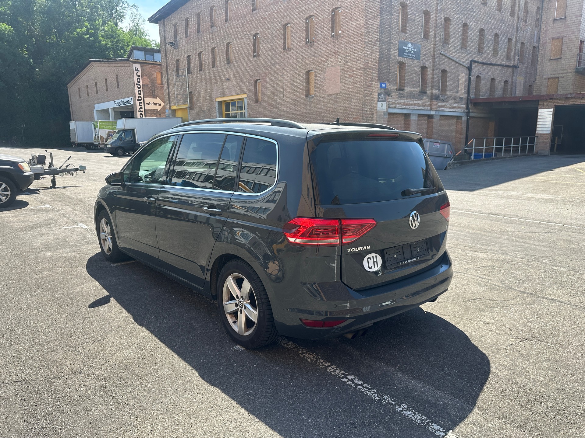 VW Touran 1.4 TSI BlueMotion Technology Family-image-3