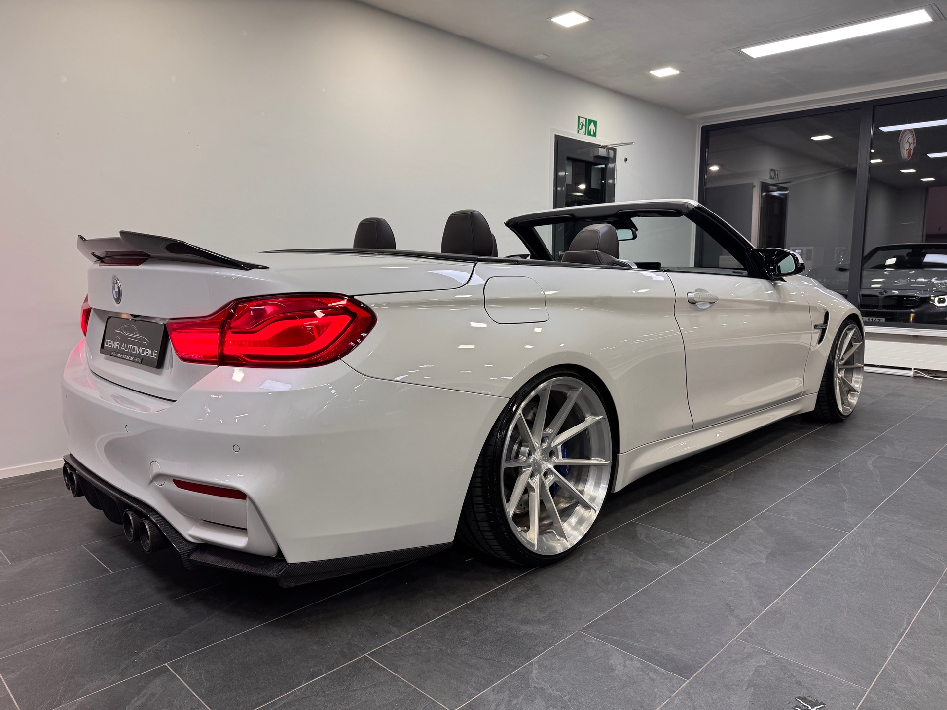BMW M4 Cabriolet DKG *Titan Forged Felgen / Lederamaturen / M-Performance Exhaust / M-Performance Lenkrad*-image-3