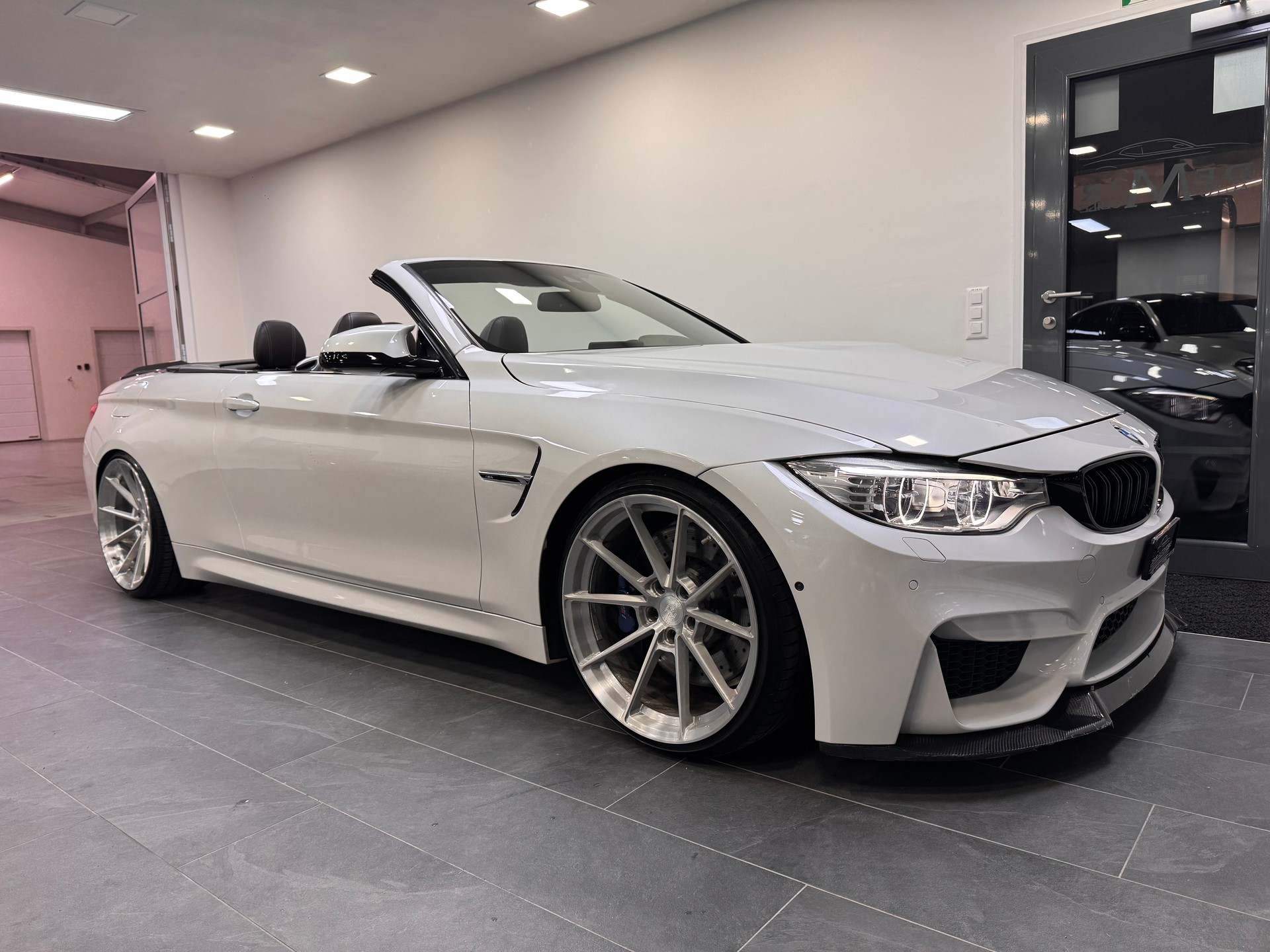 BMW M4 Cabriolet DKG *Titan Forged Felgen / Lederamaturen / M-Performance Exhaust / M-Performance Lenkrad*-image-2