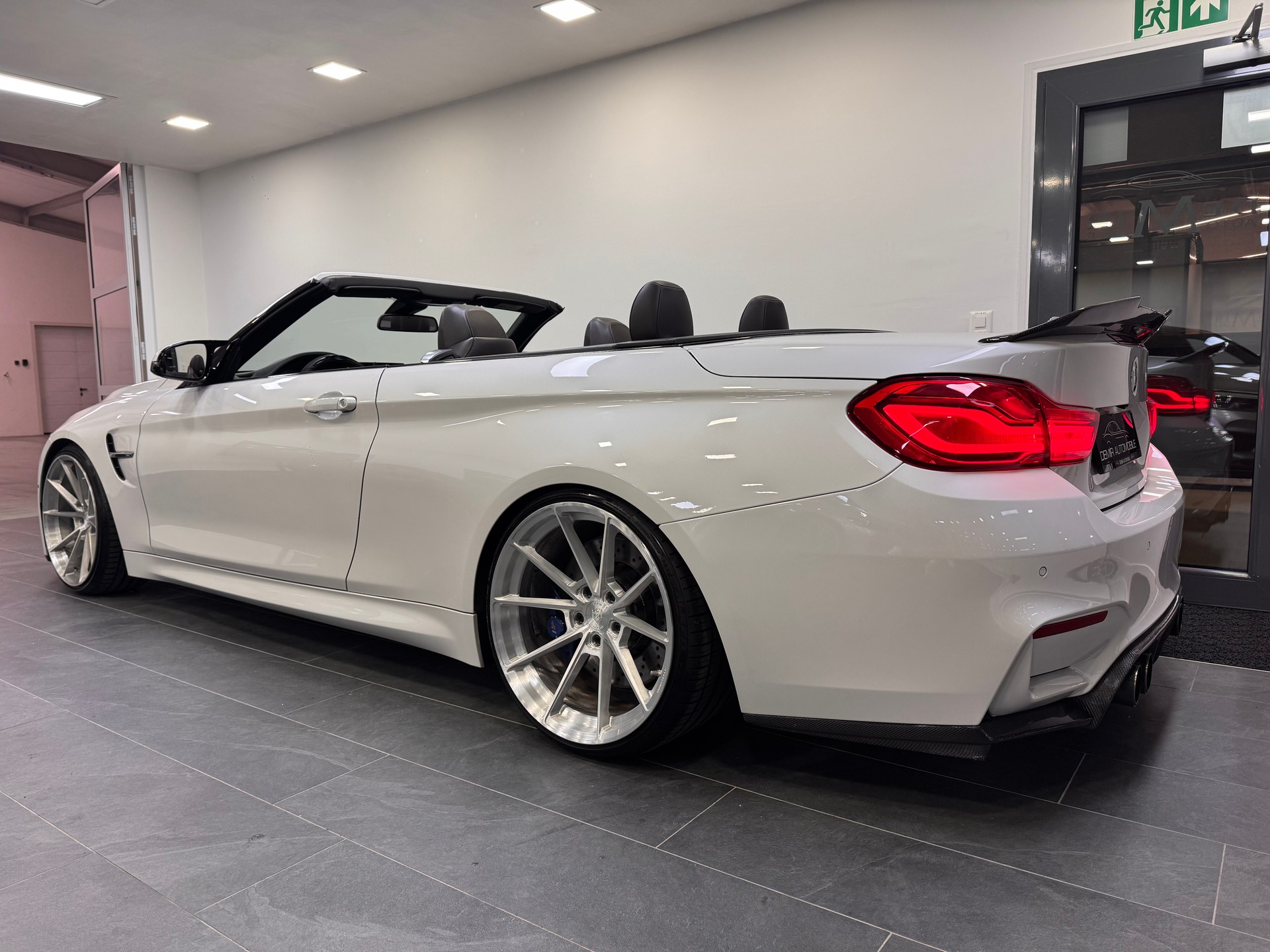 BMW M4 Cabriolet DKG *Titan Forged Felgen / Lederamaturen / M-Performance Exhaust / M-Performance Lenkrad*-image-5
