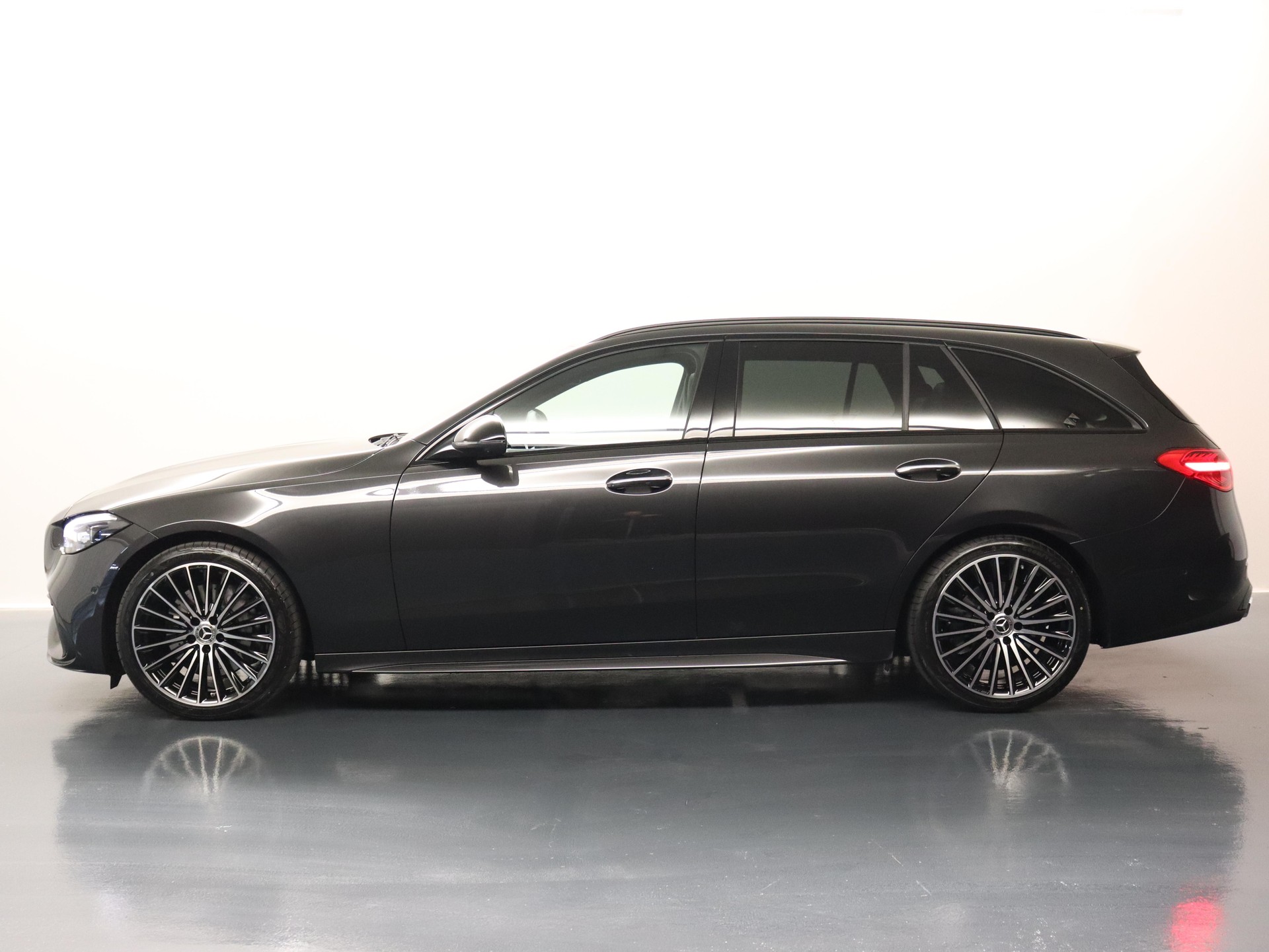 MERCEDES-BENZ C 220 d Swiss Star AMG Line 4matic Kombi-image-2
