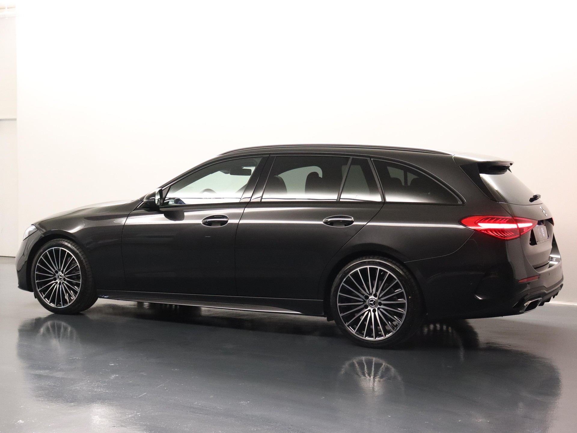 MERCEDES-BENZ C 220 d Swiss Star AMG Line 4matic Kombi-image-3