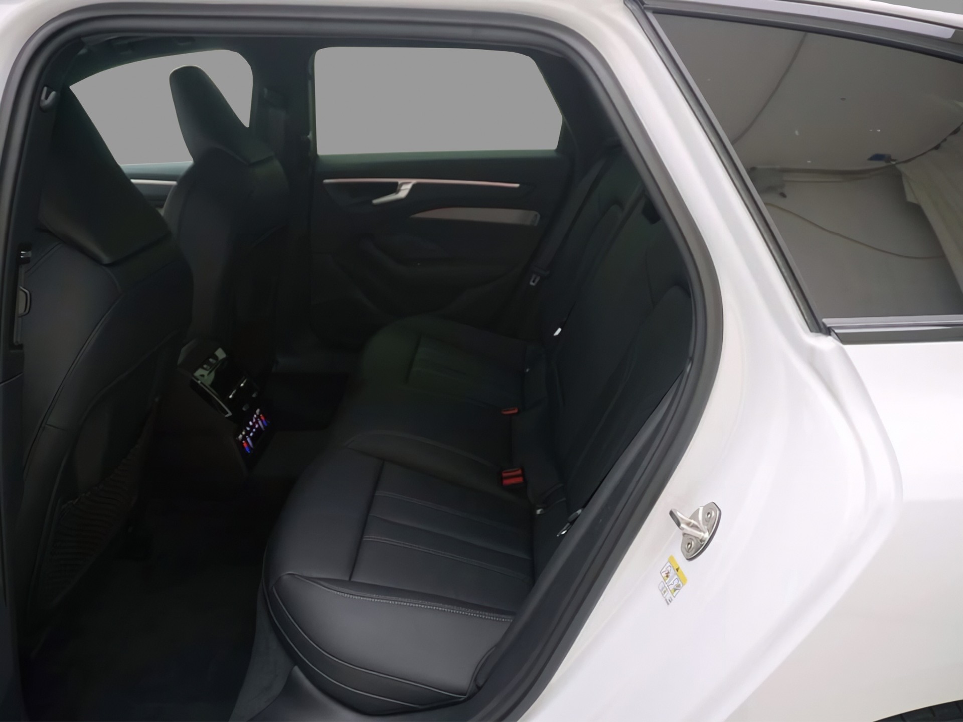 AUDI A6 Avant 2.0 e-hybrid 270 quattro S-Tronic-image-11