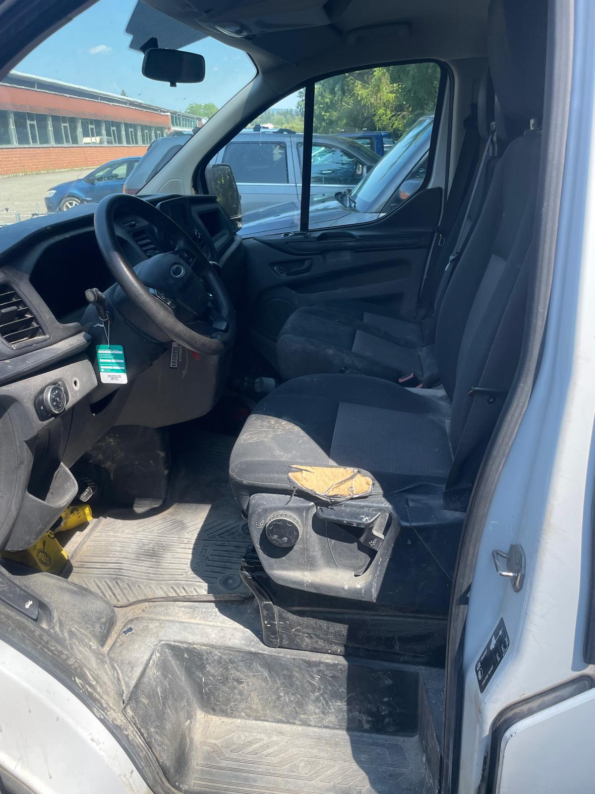 FORD Transit Custom Van 300 L1H1 Limited-image-3