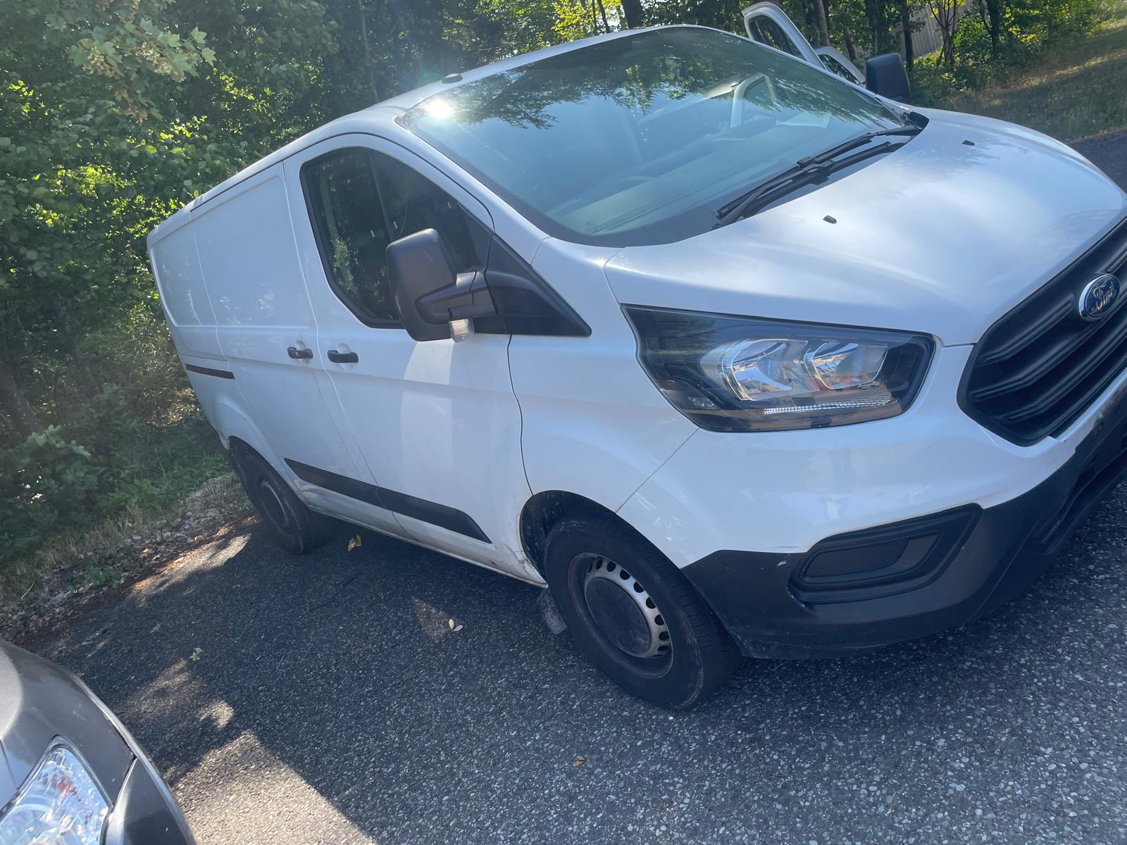 FORD Transit Custom Van 300 L1H1 Limited-image-10