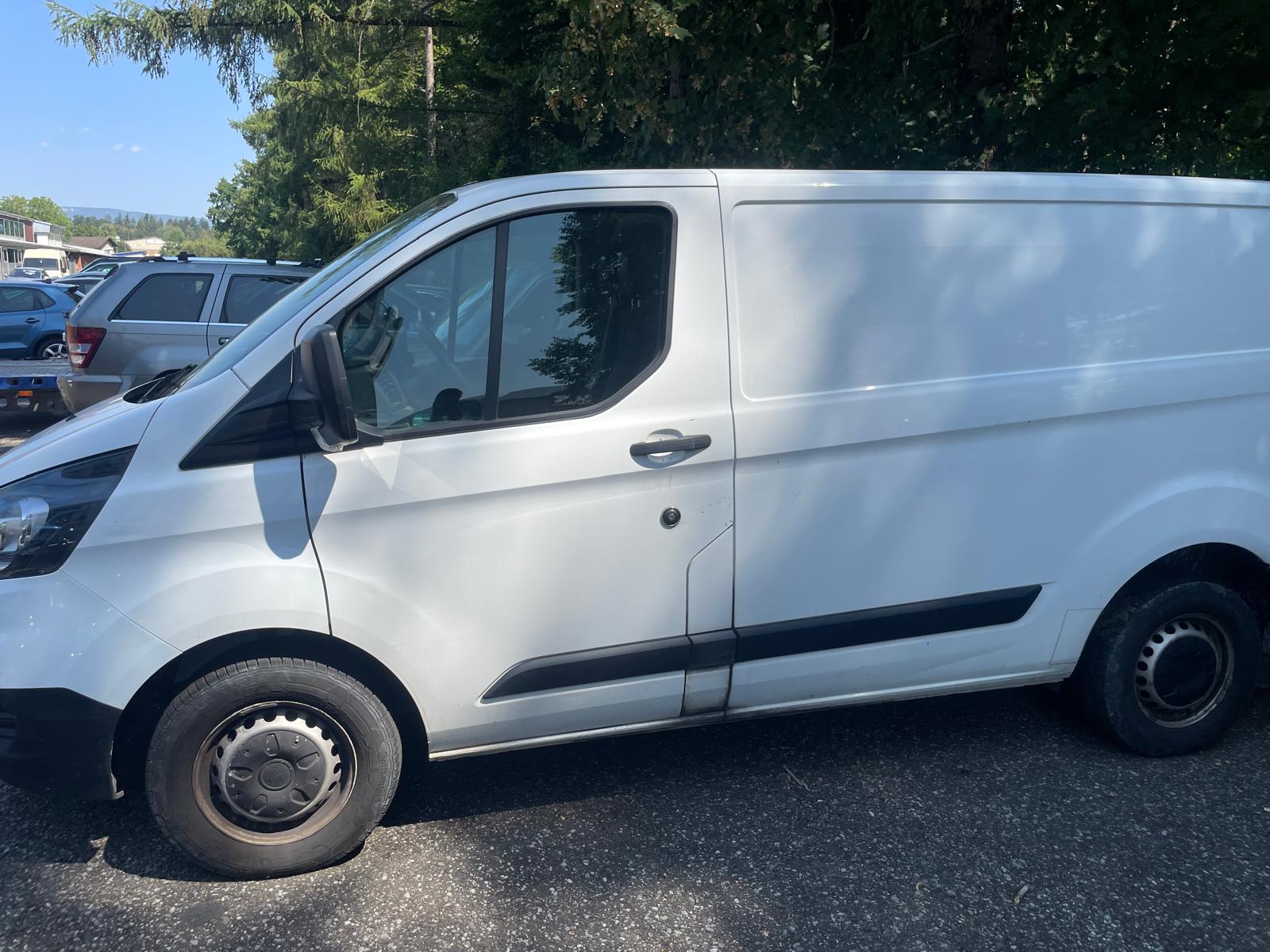 FORD Transit Custom Van 300 L1H1 Limited-image-4