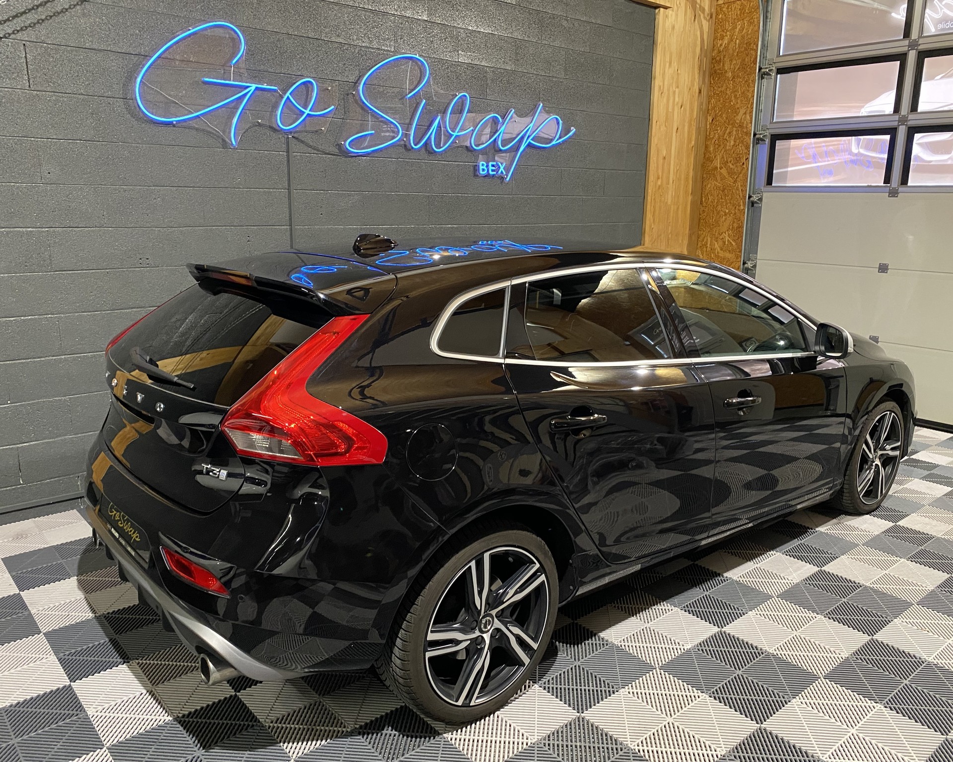 VOLVO V40 T3 R-Design-image-3