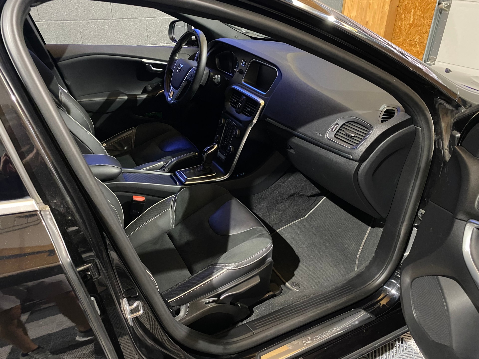 VOLVO V40 T3 R-Design-image-18
