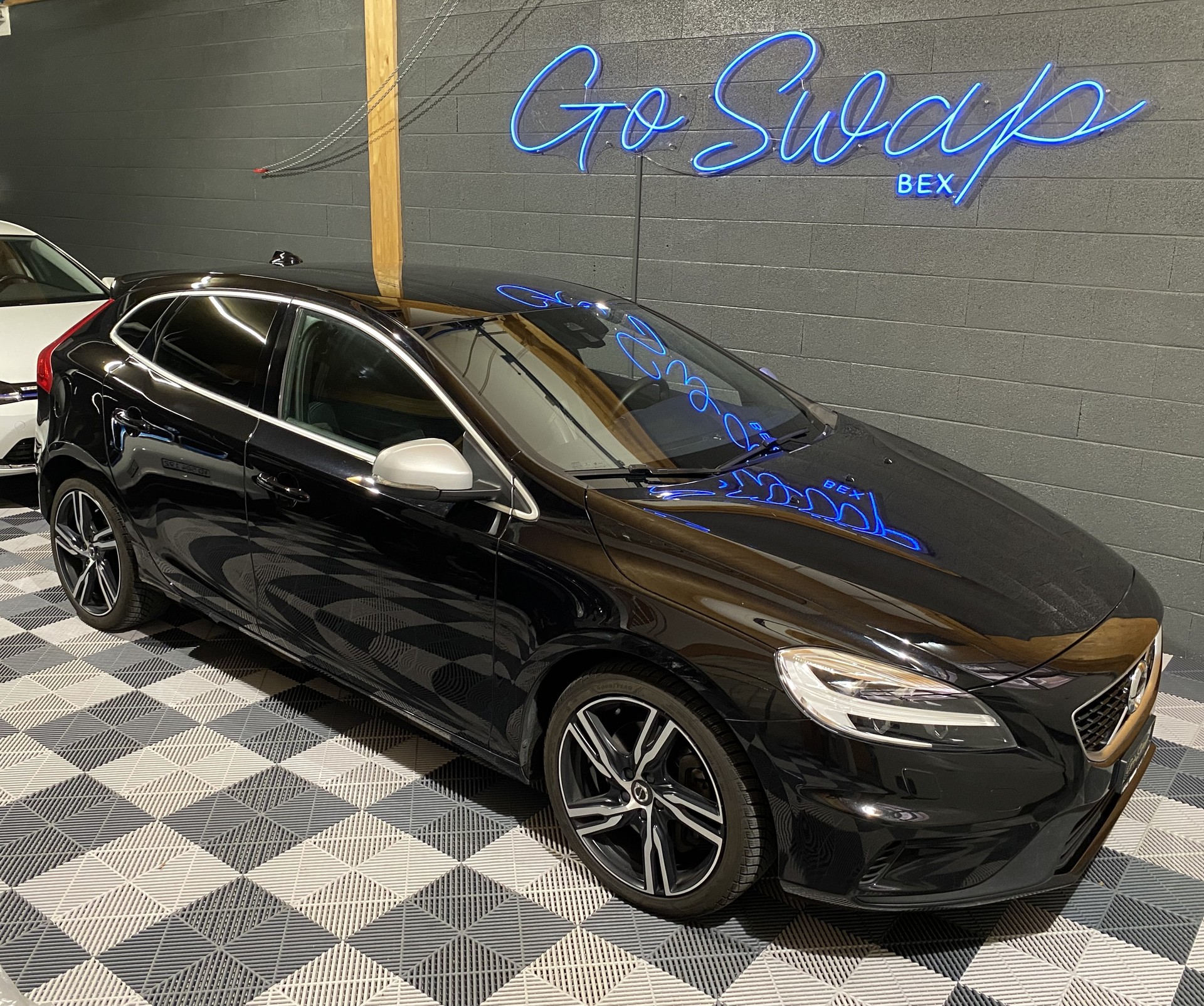 VOLVO V40 T3 R-Design-image-1