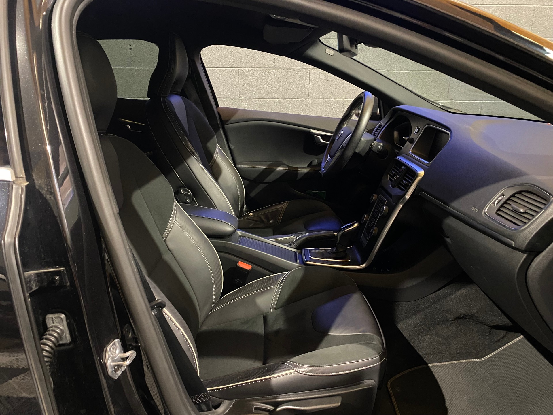 VOLVO V40 T3 R-Design-image-19