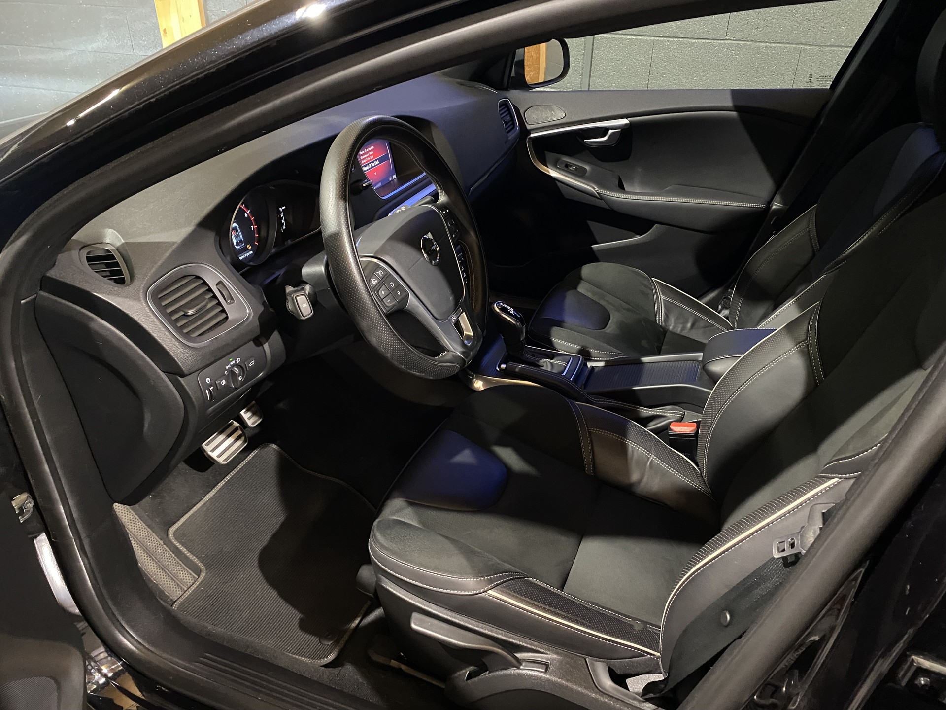 VOLVO V40 T3 R-Design-image-11
