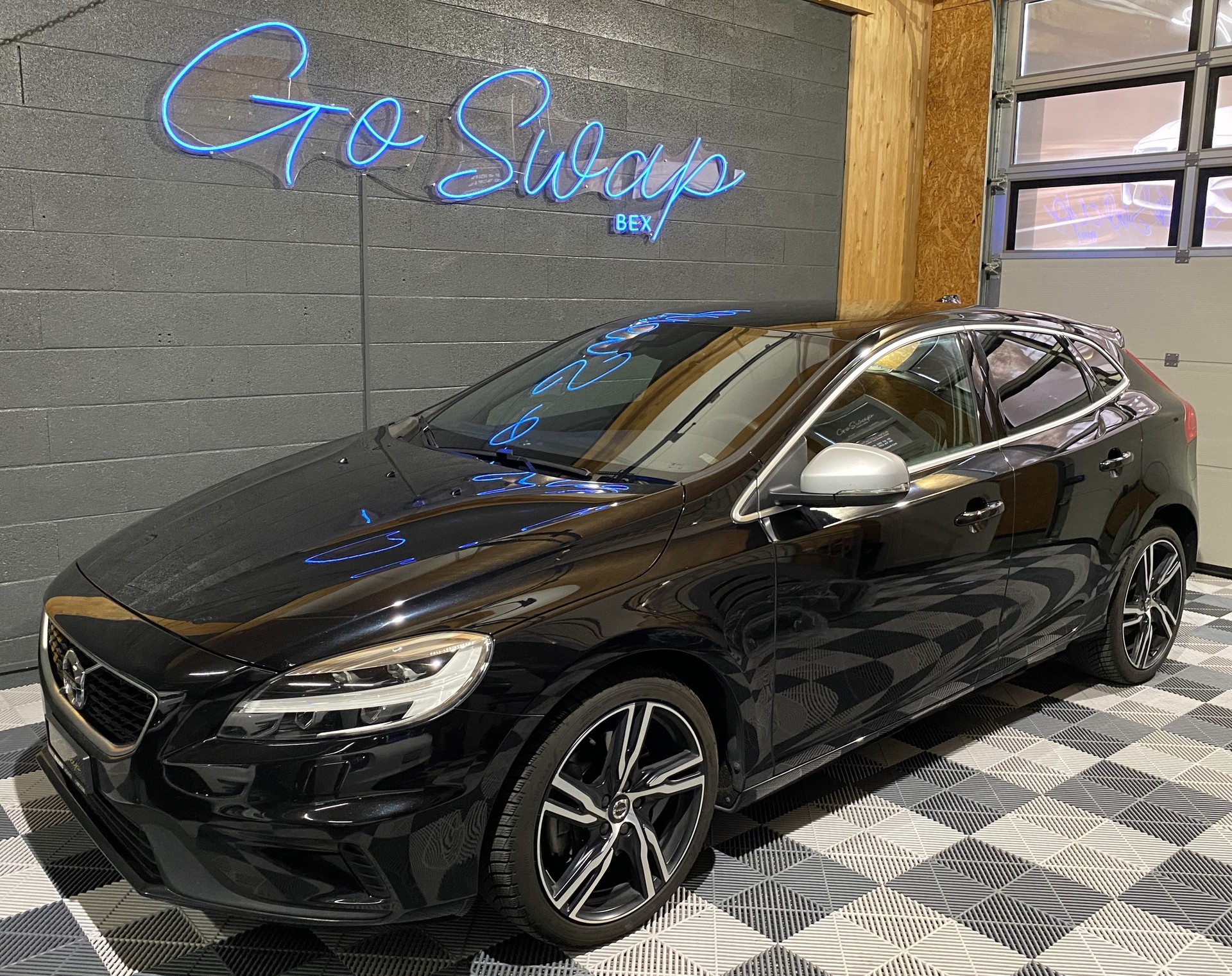 VOLVO V40 T3 R-Design-image-8