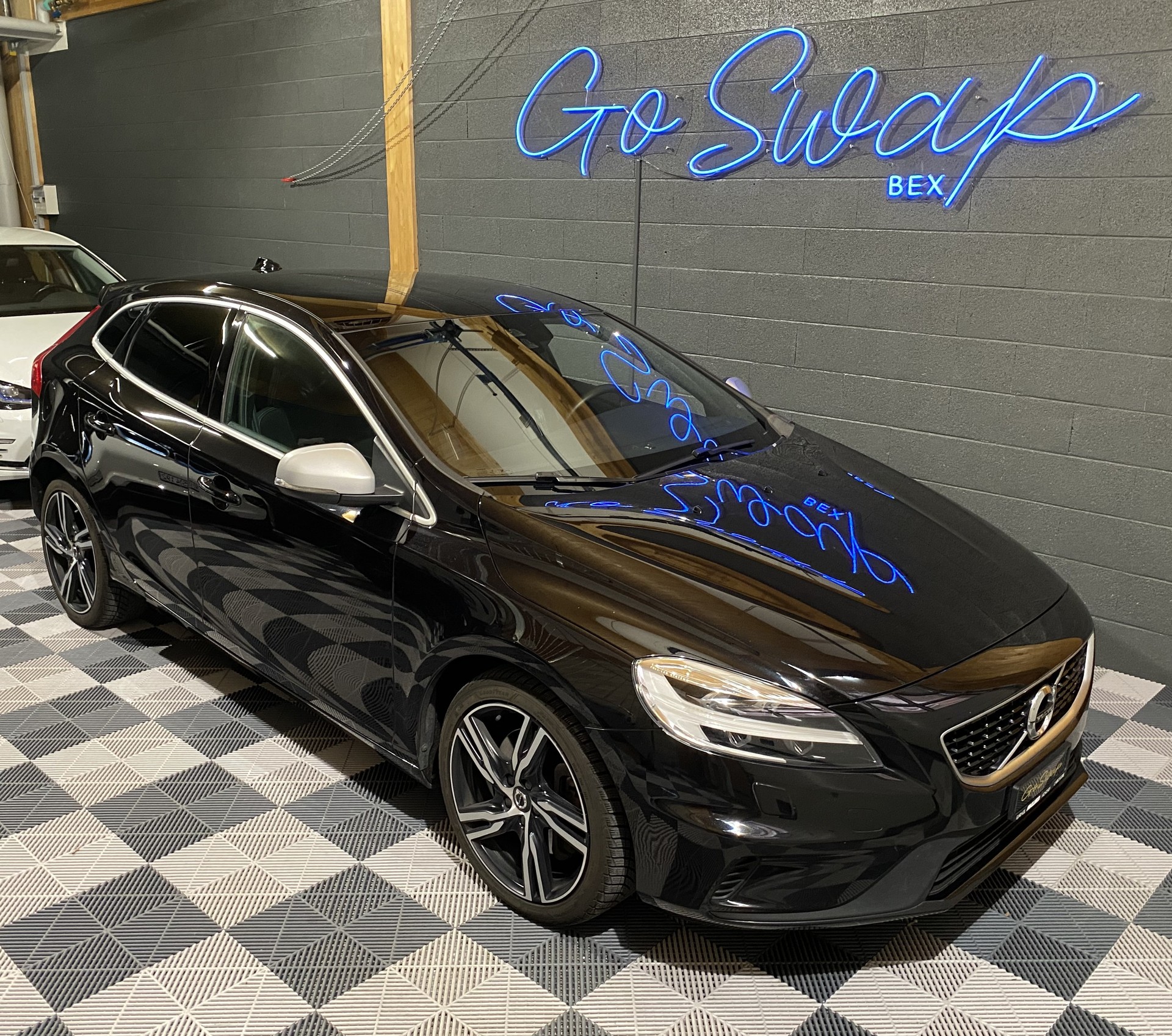 VOLVO V40 T3 R-Design-image-0