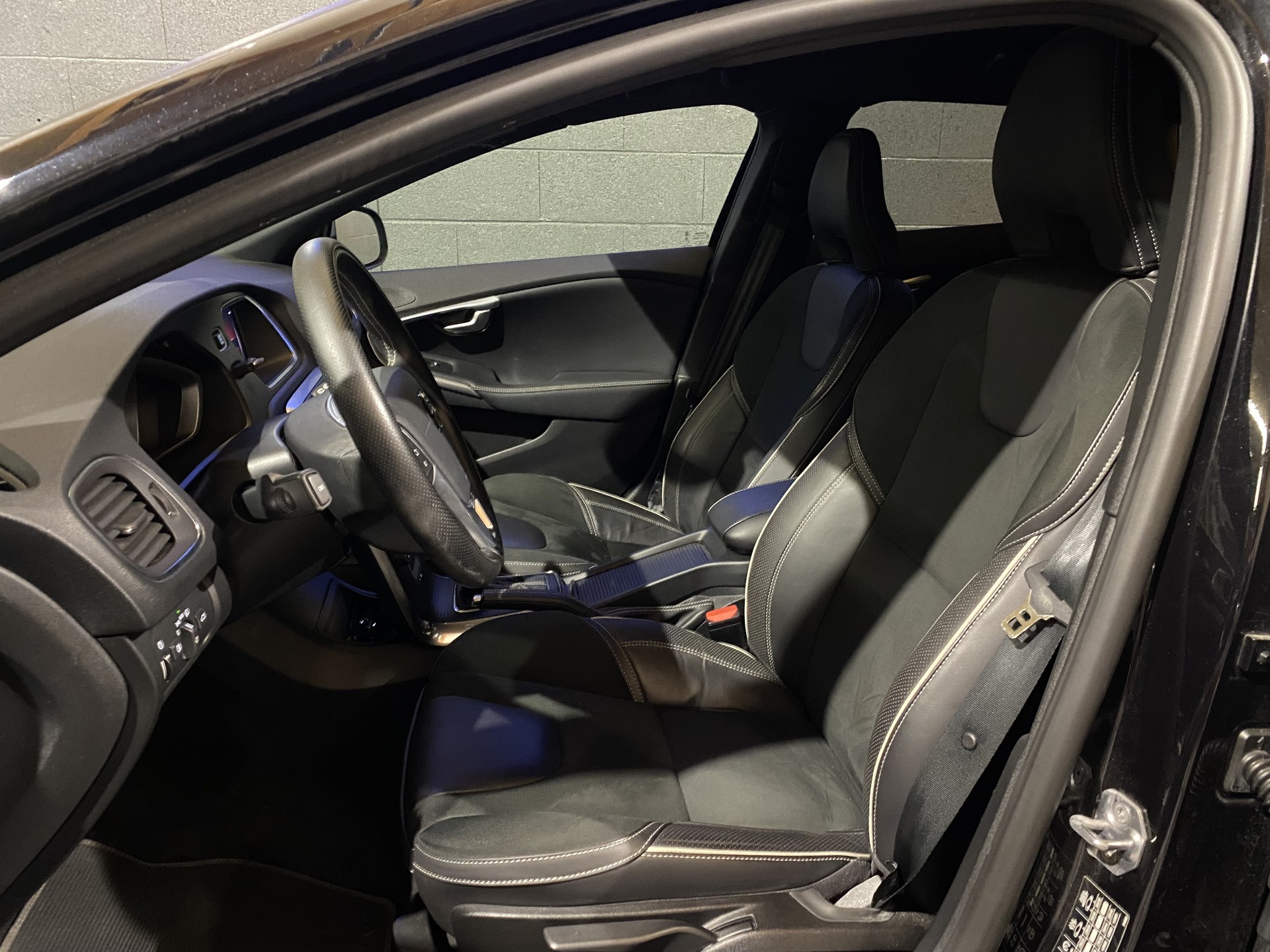 VOLVO V40 T3 R-Design-image-13
