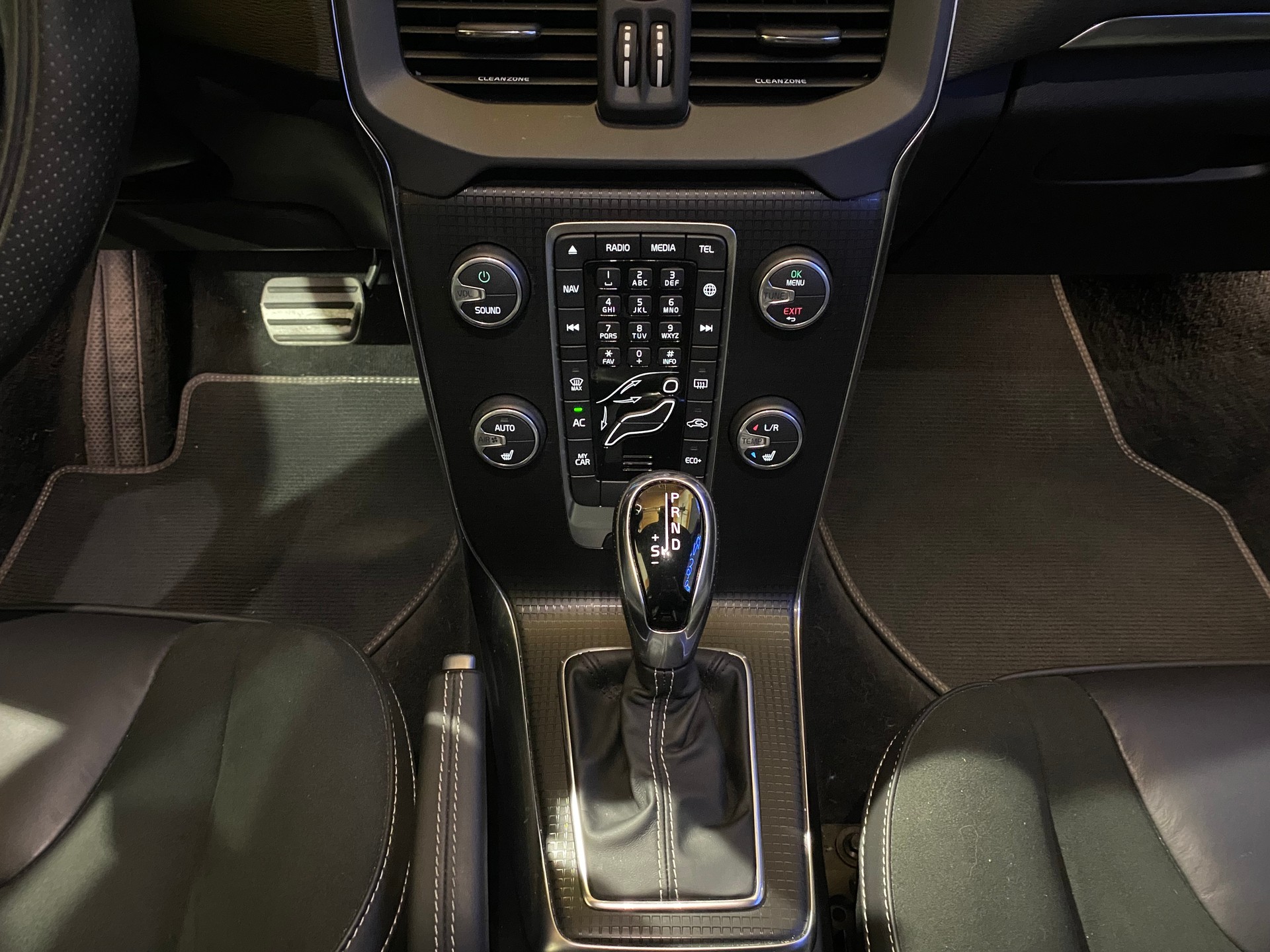VOLVO V40 T3 R-Design-image-17