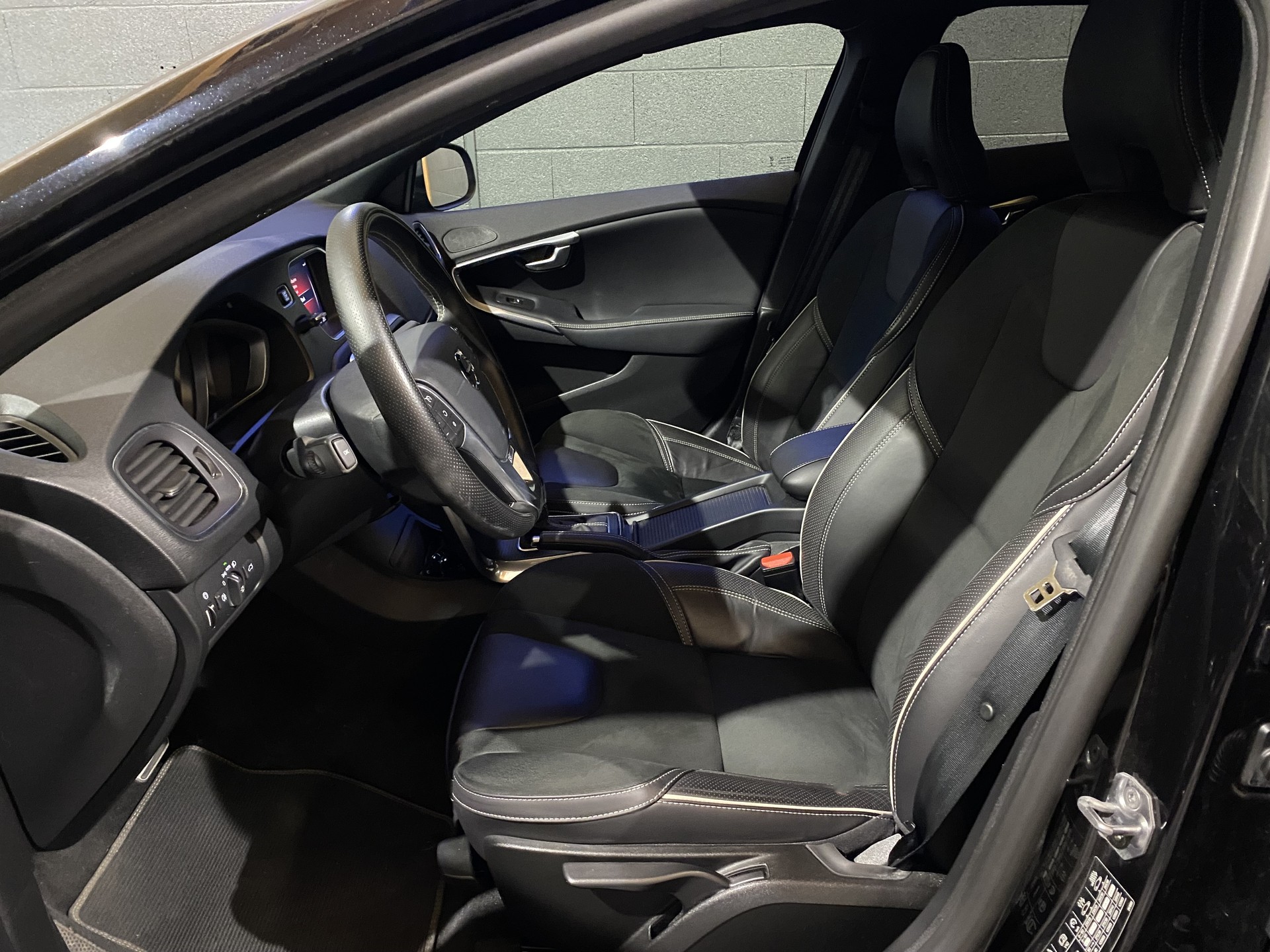 VOLVO V40 T3 R-Design-image-12