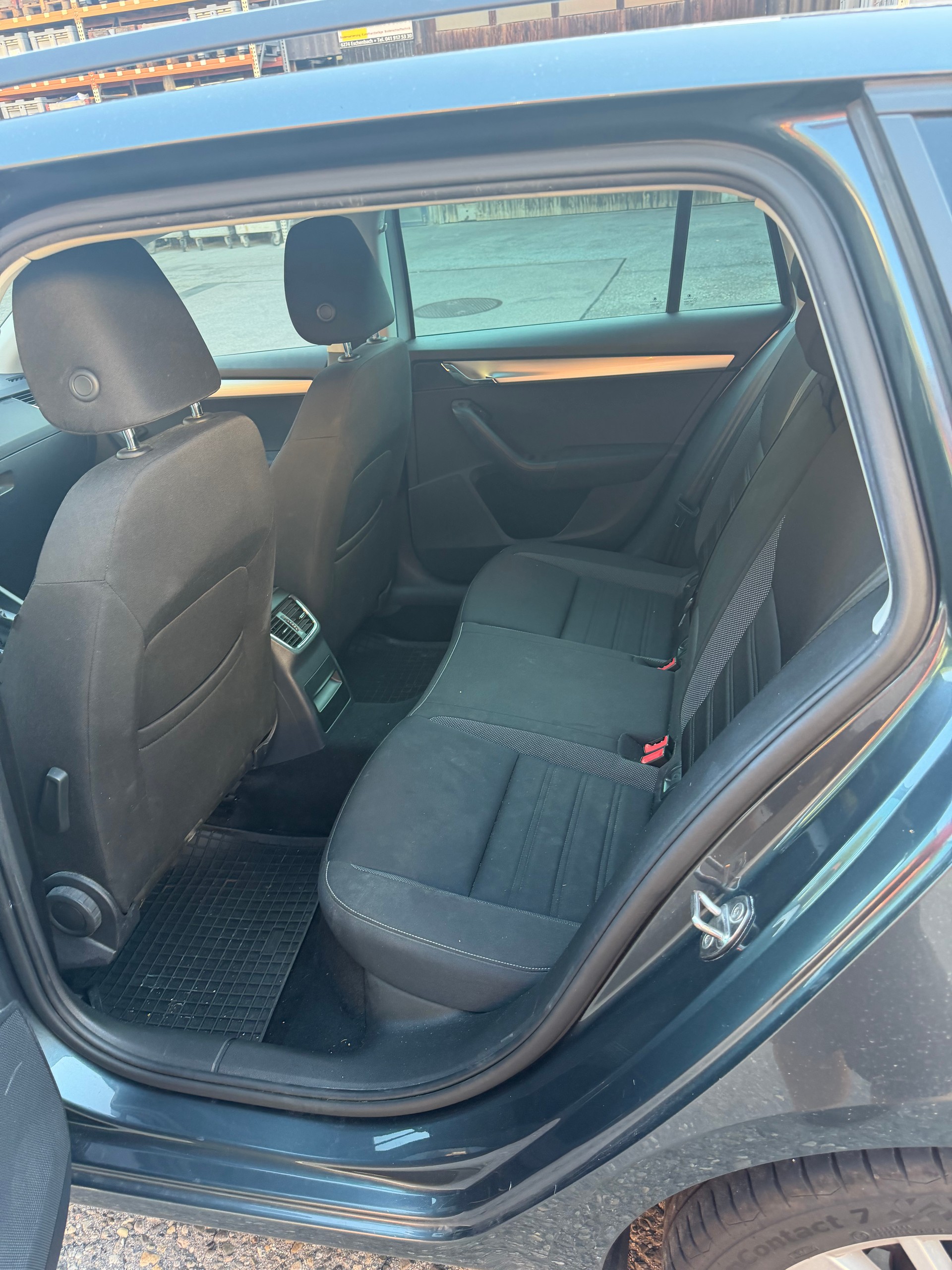 SKODA Octavia Combi 1.4 TSI Value DSG-image-8