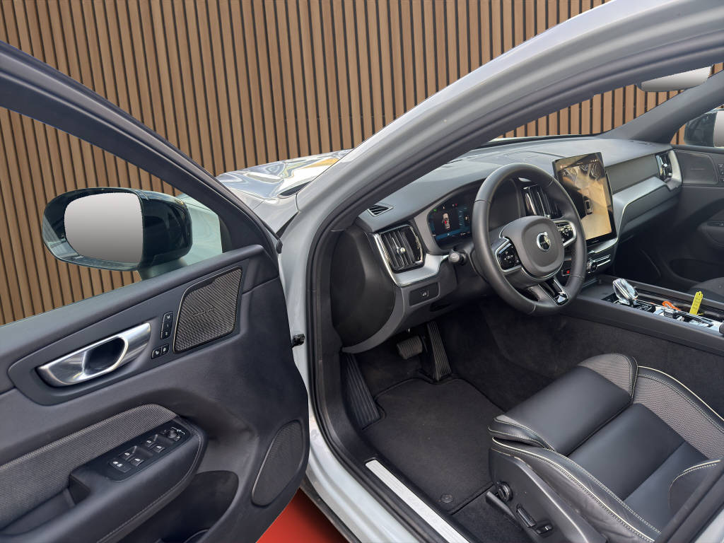 VOLVO XC60 2.0 B5 MH Black Edition Plus AWD-image-10