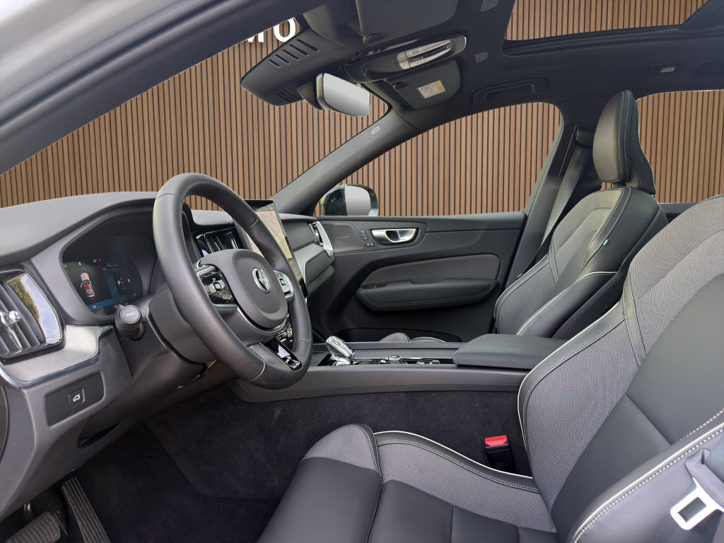 VOLVO XC60 2.0 B5 MH Black Edition Plus AWD-image-11