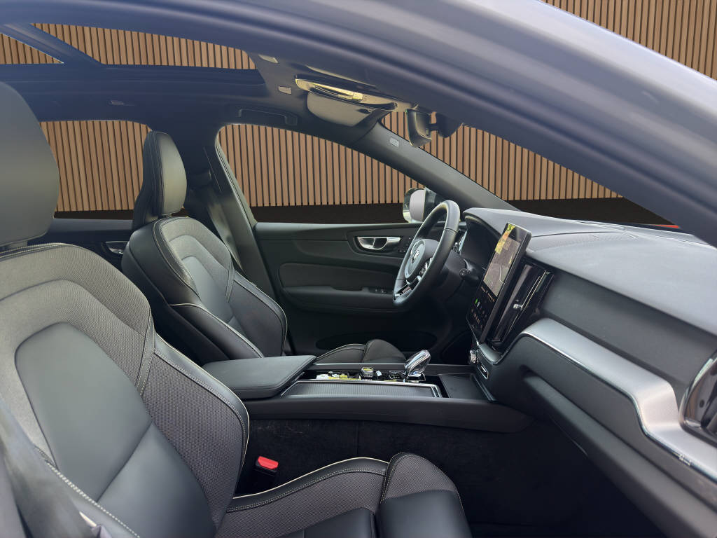 VOLVO XC60 2.0 B5 MH Black Edition Plus AWD-image-13