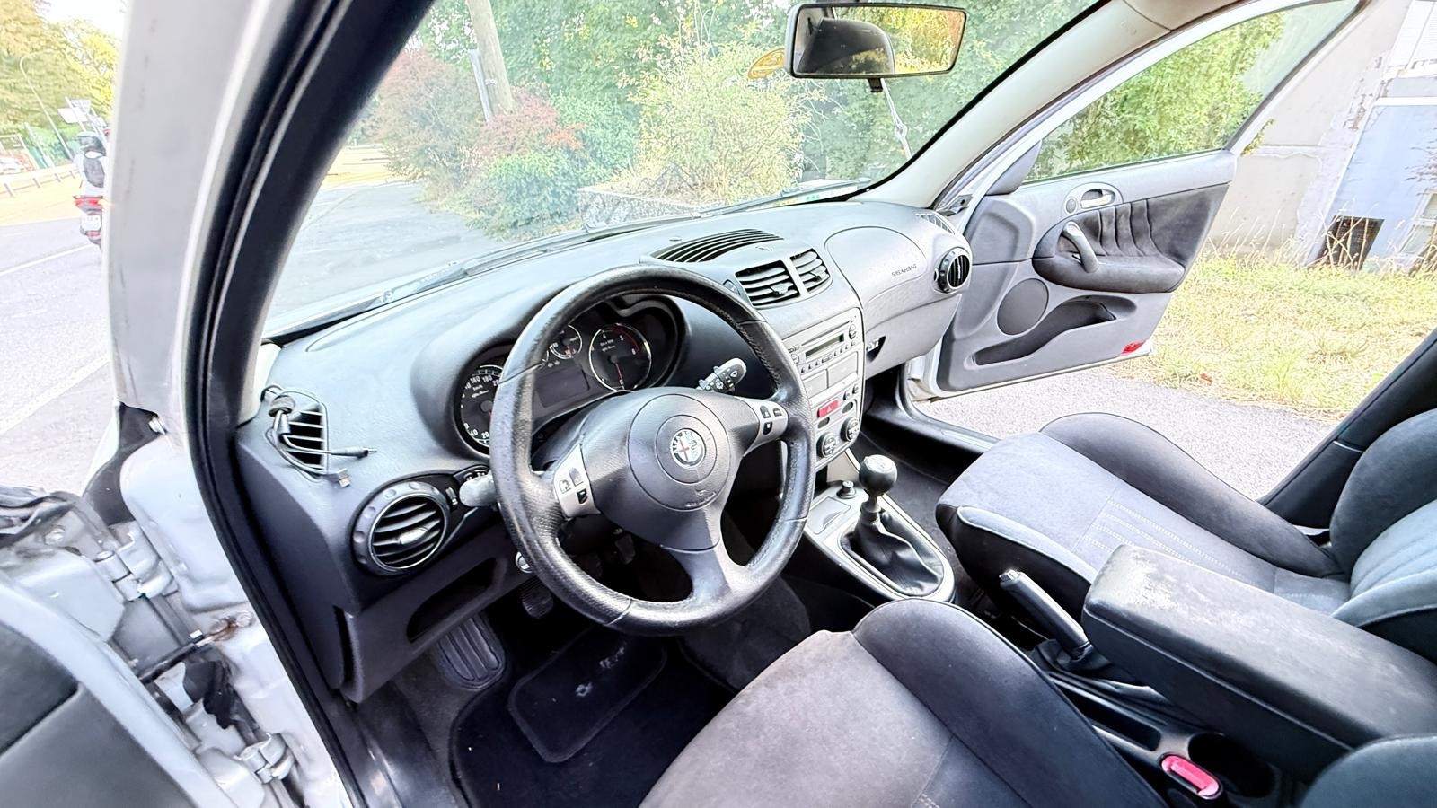 ALFA ROMEO 147 1.9 16V JTD Progression-image-9