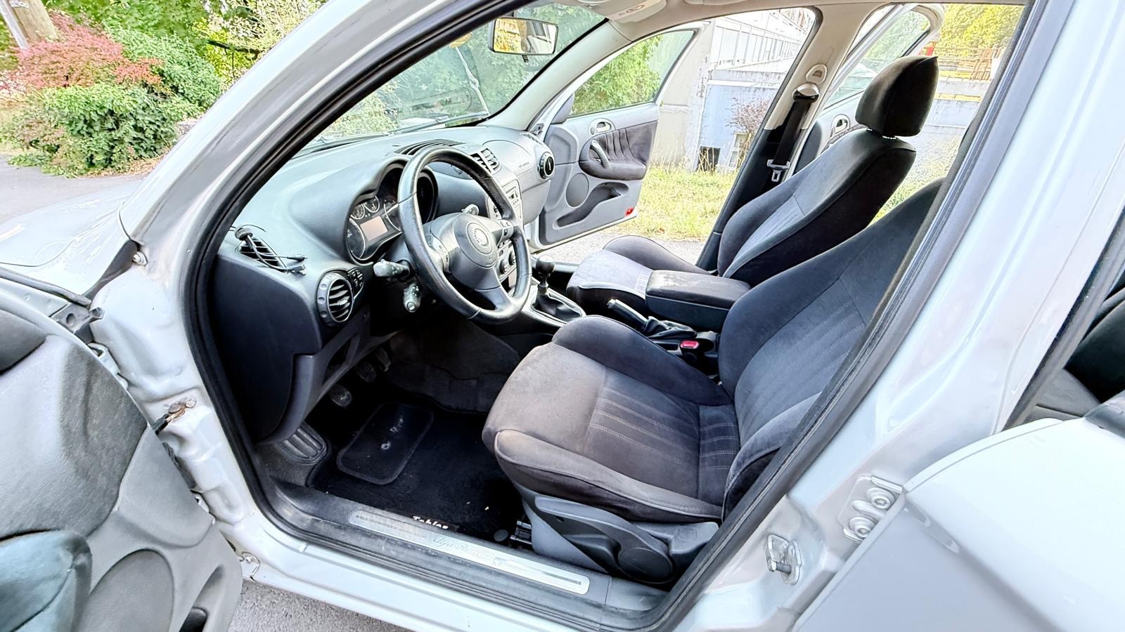 ALFA ROMEO 147 1.9 16V JTD Progression-image-8